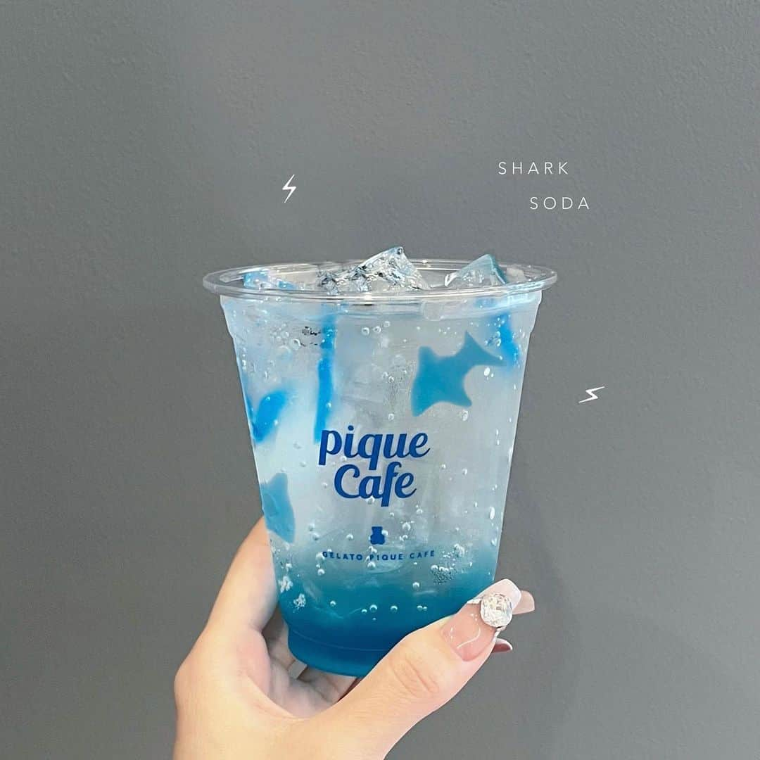 ayaさんのインスタグラム写真 - (ayaInstagram)「🐻‍❄️🍨🧊🥄  @gelato_pique_cafe の しろくまクレープ💫  しろくまの周りが レアチーズクリームで 重めなクレープかな？って 思ったけど中はフルーツが入ってて さっぱりで暑い日でも食べやすくて おいしかった🍑🍈  SHARK SODAもかわいくて 注文してしまった🦈🤍 サメはゼリーでした🌩️  #ikebukuro #ikebukurocafe #cafe #tokyocafe #gelatopique #gelatopiquecafe #池袋 #池袋カフェ #東京カフェ #かふぇすたぐらむ #かふぇめぐり #かふぇ #カフェ巡り #カフェスタグラム #クレープ #クレープ屋さん #ジェラートピケ #ジェラートピケカフェ #ジェラピケカフェ」7月14日 20時42分 - xxayapink