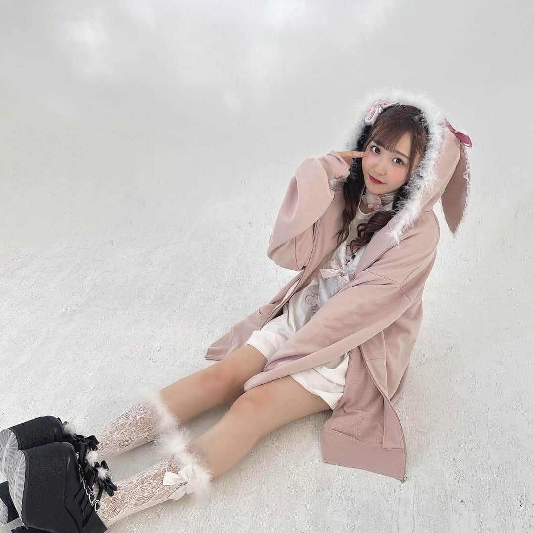 朝比奈さくらのインスタグラム：「Ank Rouge AW Collection vol.2の撮影をしてきました🐈🧶  8月4日12時公式通販サイトAilandにて公開！  私の青春を捧げたであろうAnk Rougeさんのかわいいかわいいお洋服たっくさん着れて撮影できてすごく嬉しい〜っ！ お楽しみに🎀  ailand-store.jp/ankrouge/  #ankrouge #モデル #まねきケチャ」