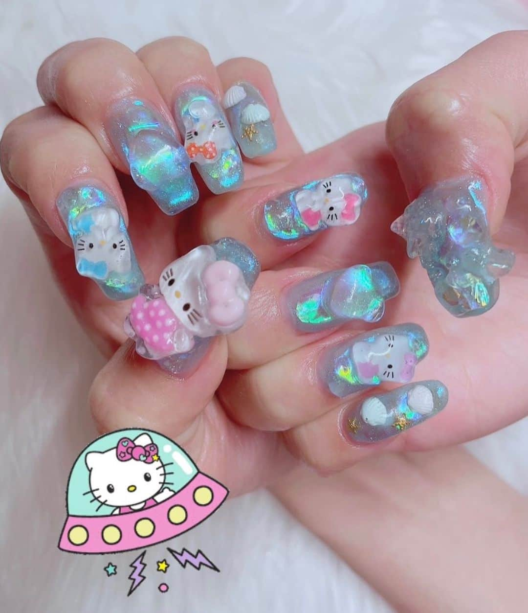 澤田美晴のインスタグラム：「NEW NAIL🩵🩵🩵  テーマは海を泳ぐキティちゃんの夏🏖️🌺✨  氷ネイルにフラッシュラメをかけてもらってるよ🧊🩵 もう綺麗すぎてびっくりしちゃう！！🩵 氷ネイルが美しすぎて素晴らしい😭✨しかも夏っぽい🌺🌺🌺 とっても可愛い〜😭🩵🩵🩵  そして、今回もキティちゃんをつけてしまった🫶🏻🩵🩵🩵愛  さあちゃん(@saa0526nail )今回も最強に可愛いネイルありがとう👸🏼💗💗💗  #nails #キティちゃん  #キティちゃんネイル」