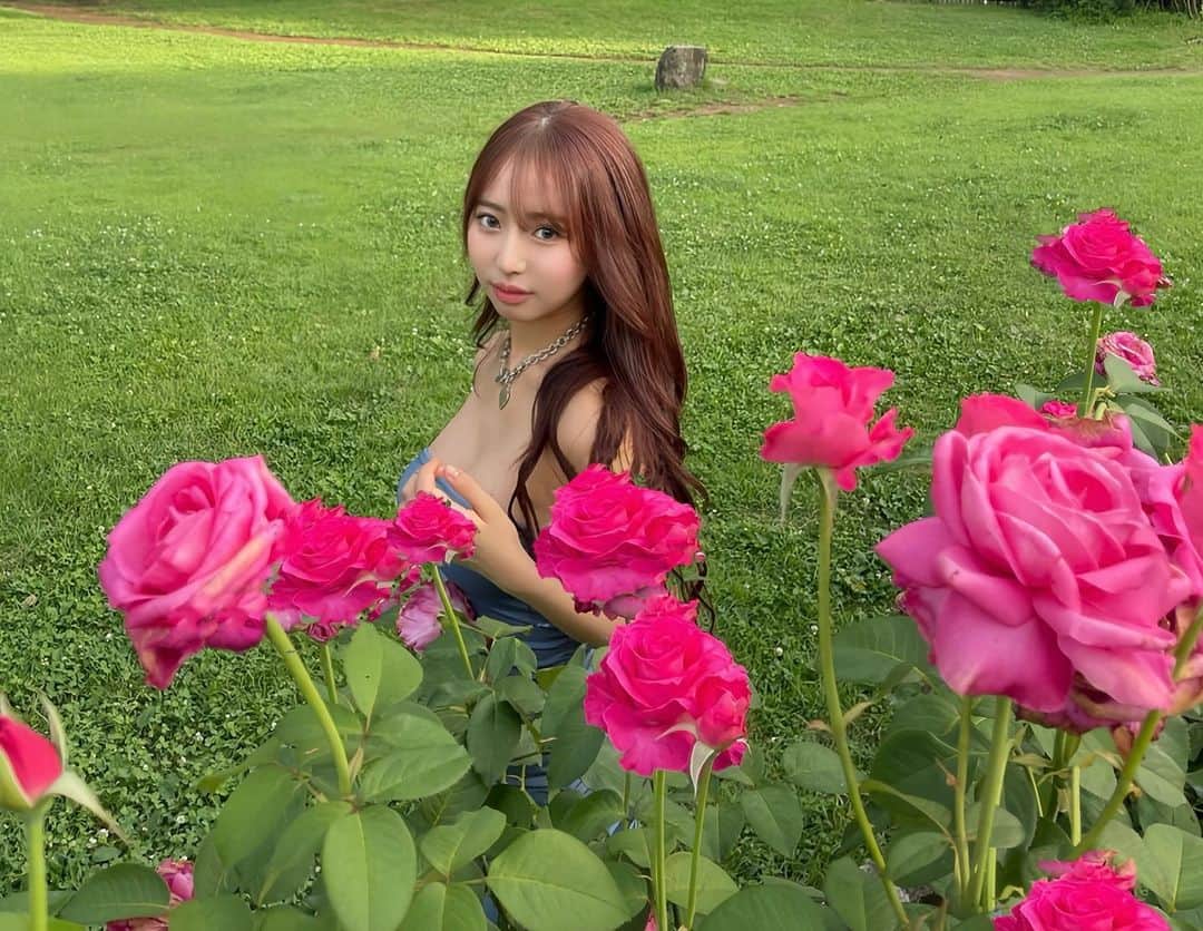川谷花音のインスタグラム：「Bonjour 💐  意味は　こんにちわ　だよ  花音ね実は、もうすぐ旅立ちます✈️  1人でヨーロッパ行ってこようと思います  そしてなんと本日は、行こうと決意した理由を発表します！  「可愛い子には旅をさせよ」ってことわざが あるじゃないですかー？  花音は、可愛いハッピーマインドを持っているので旅をしようと思ったのです🦋  あと海外の考え方が素敵だと思ったから🌏 あと美味しいワイン飲みたい  何故ヨーロッパなのか  Netflixのエミリーパリに行くを見た時に、街中やファションを見て感激を受けました 絶対に行きたいと思ったのです❣️  そして、花音のマミーの従兄弟はフランス人なの 不思議と縁を感じたので行っちゃいますー  P.S.英語は喋れないし読めない  #japan #japanese #japanesegirl #travel #trip #大学生 #女子大生 #今日のコーデ」