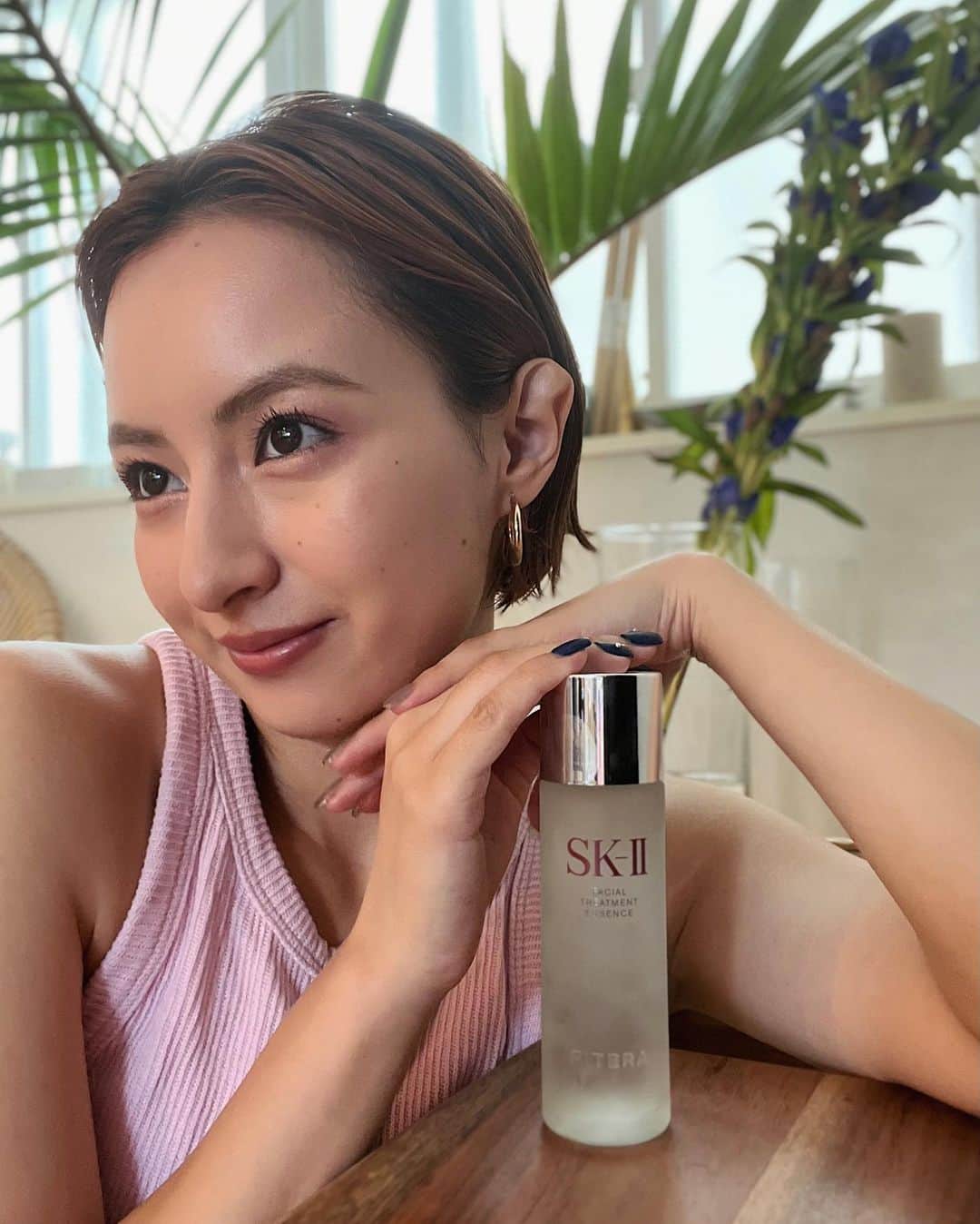 Julia Castroのインスタグラム：「みなさん暑い夏のお肌のケアはどうしてますか？🌞  私は毎日、外に出るたびに日焼けが気になっているから、ピテラ™️エッセンスを使い始めたの！ 乾燥、毛穴、キメの乱れ、べたつきとか、それぞれの肌質に寄り添ってくれるから、悩みが増える夏シーズンの強い味方🎐 必要なものだけ入ったフェイシャル トリートメント ピテラ™エッセンスならではの、さらっとしたテクスチャーが、肌にすっと馴染むのもお気に入りなんだよね🫶🏻 まずは一本使い切ってみようと思います😳  沢山のメディアから認められているベストセラーアイテムだから、みんなも是非チェックしてみてね🧖🏻‍♀️ ※ピテラ™️:特別な酵母の株から、独自のプロセスで発酵させ生み出した、 SK-IIだけの天然由来成分(SK-II独自のガラクトミセス培養液-整肌保湿成分) . #SKII #フェイシャルトリートメントエッセンス @skii」
