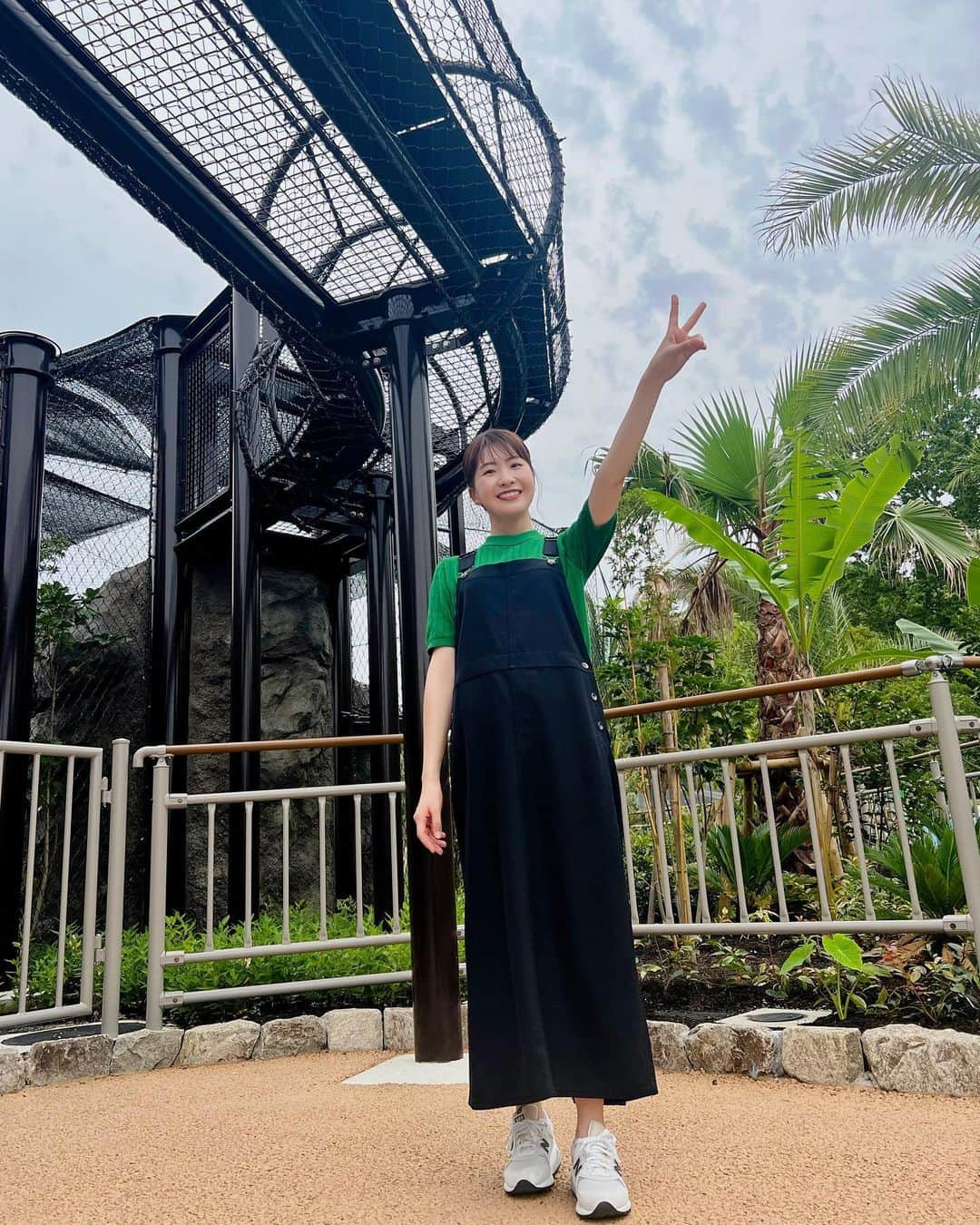 西尾菜々美のインスタグラム：「東山動植物園に今日オープした アジアの熱帯雨林エリア🌴  ☑︎コサンケイというキジの一種🦅 ☑︎スマトラトラ🐅 ☑︎スマトラオランウータン🦧 を大迫力で見ることができます👀 とにかく近い！！！  特にトラは 広〜い運動場を自由に駆け回っていて お客さんへのサービス精神も旺盛🐯 近くにくるととってもドキドキしました🥹  来園していたお子さんたちも 嬉しそうにじーっと眺めていました👶🏻📸  それぞれの動物がいる場所には 様々な”ビューポイント👀”があります！  またゆっくり行きたいな😋  #東山動植物園 #アジア #熱帯雨林 #コサンケイ #トラ #スマトラトラ #オランウータン #スマトラオランウータン #動物 #動物園 #メーテレ #アップ #中継 #アナウンサー #西尾菜々美」