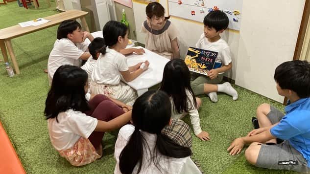 須賀由美子さんのインスタグラム写真 - (須賀由美子Instagram)「今日は5月から月1.2回程度 『国語の先生』をしている #サビィ で子供達と向き合ってきました。  私は新米先生なので、 毎回、勉強と発見の連続です。  『自ら学び考える子供を育てる』ということで、 先生としてもちゃんと自分で考えて、状況を見て、 プログラミングすることが求められます。  英語のカードやプリント、 そして日本のニュースや時事問題、 さらにはボルダリングなど‼️  生きてる時間は1分も無駄にしないという法子先生の ポリシーのもと、 5分とか隙間でどんどん色々やります。  みんな英語もとっても上手だし、 びっくり‼️  今日私が読み聞かせしたのは 『日本書紀』と『森林環境税』に関するニュース記事。  難しい内容だし、漢字もいっぱいなのに みんなも音読してくれました。  聞かれたとき、言葉の意味を伝えたり、 難しいことをわかりやすく伝えなくては いけないので、とても大変🥹🥹  今度8月にはイベントで 生徒たちが自ら企画してメニューも考えて、 ウクライナのフードを キッチンカーで出すそうですよ♪  その様子などは TVの取材も入ってるとか。  子供の頃から 主体的な力を身につけている と、大人になったときとても頼もしいですねー！！」7月14日 20時40分 - tottiyumi