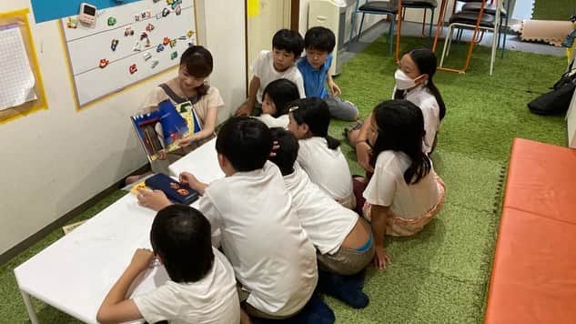 須賀由美子さんのインスタグラム写真 - (須賀由美子Instagram)「今日は5月から月1.2回程度 『国語の先生』をしている #サビィ で子供達と向き合ってきました。  私は新米先生なので、 毎回、勉強と発見の連続です。  『自ら学び考える子供を育てる』ということで、 先生としてもちゃんと自分で考えて、状況を見て、 プログラミングすることが求められます。  英語のカードやプリント、 そして日本のニュースや時事問題、 さらにはボルダリングなど‼️  生きてる時間は1分も無駄にしないという法子先生の ポリシーのもと、 5分とか隙間でどんどん色々やります。  みんな英語もとっても上手だし、 びっくり‼️  今日私が読み聞かせしたのは 『日本書紀』と『森林環境税』に関するニュース記事。  難しい内容だし、漢字もいっぱいなのに みんなも音読してくれました。  聞かれたとき、言葉の意味を伝えたり、 難しいことをわかりやすく伝えなくては いけないので、とても大変🥹🥹  今度8月にはイベントで 生徒たちが自ら企画してメニューも考えて、 ウクライナのフードを キッチンカーで出すそうですよ♪  その様子などは TVの取材も入ってるとか。  子供の頃から 主体的な力を身につけている と、大人になったときとても頼もしいですねー！！」7月14日 20時40分 - tottiyumi
