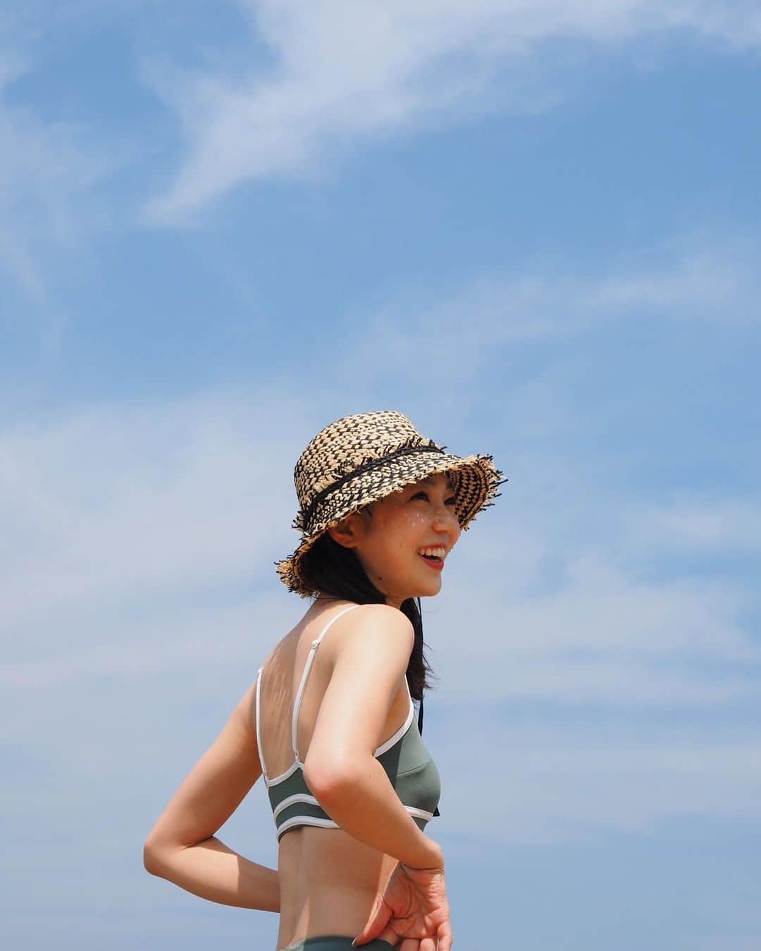 美舞のインスタグラム：「. . 🌻👒❤️ 📸 @chihirosakurai 。 気を許す人がとってくれる写真は自然体だね。 . #夏　#海開き　#水着　#毎年夏始めるの早すぎて」