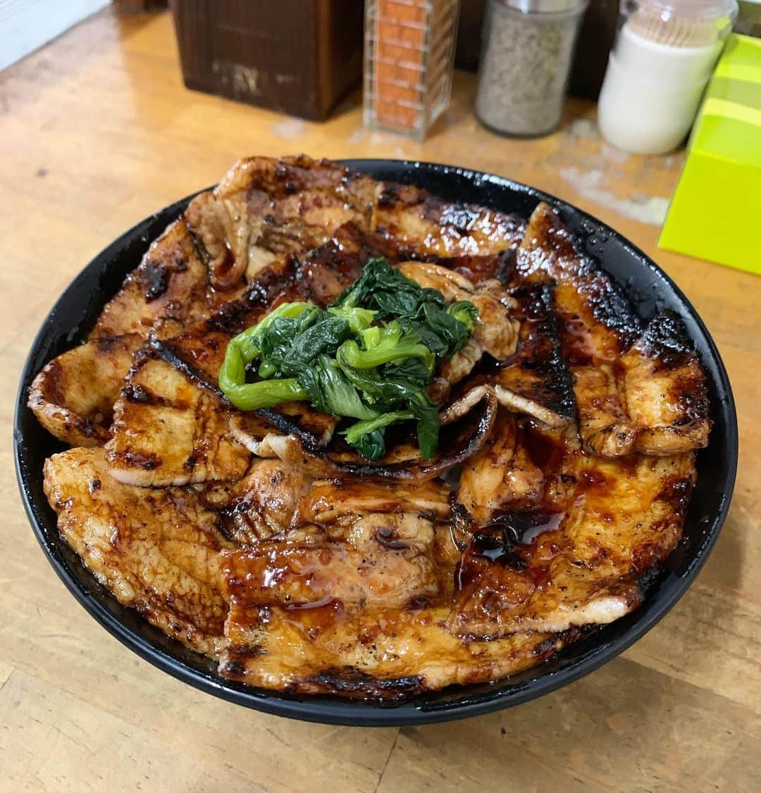 福井晶一さんのインスタグラム写真 - (福井晶一Instagram)「豚大学の豚丼  濃いめのタレがうまかった。  豚丼といえば帯広 また帯広の豚どん食べたいなぁ〜  #豚大学 #新橋グルメ #ニュー新橋ビル  #豚丼といえば帯広 #打ち合わせでした」7月14日 20時50分 - shoichi.fukui