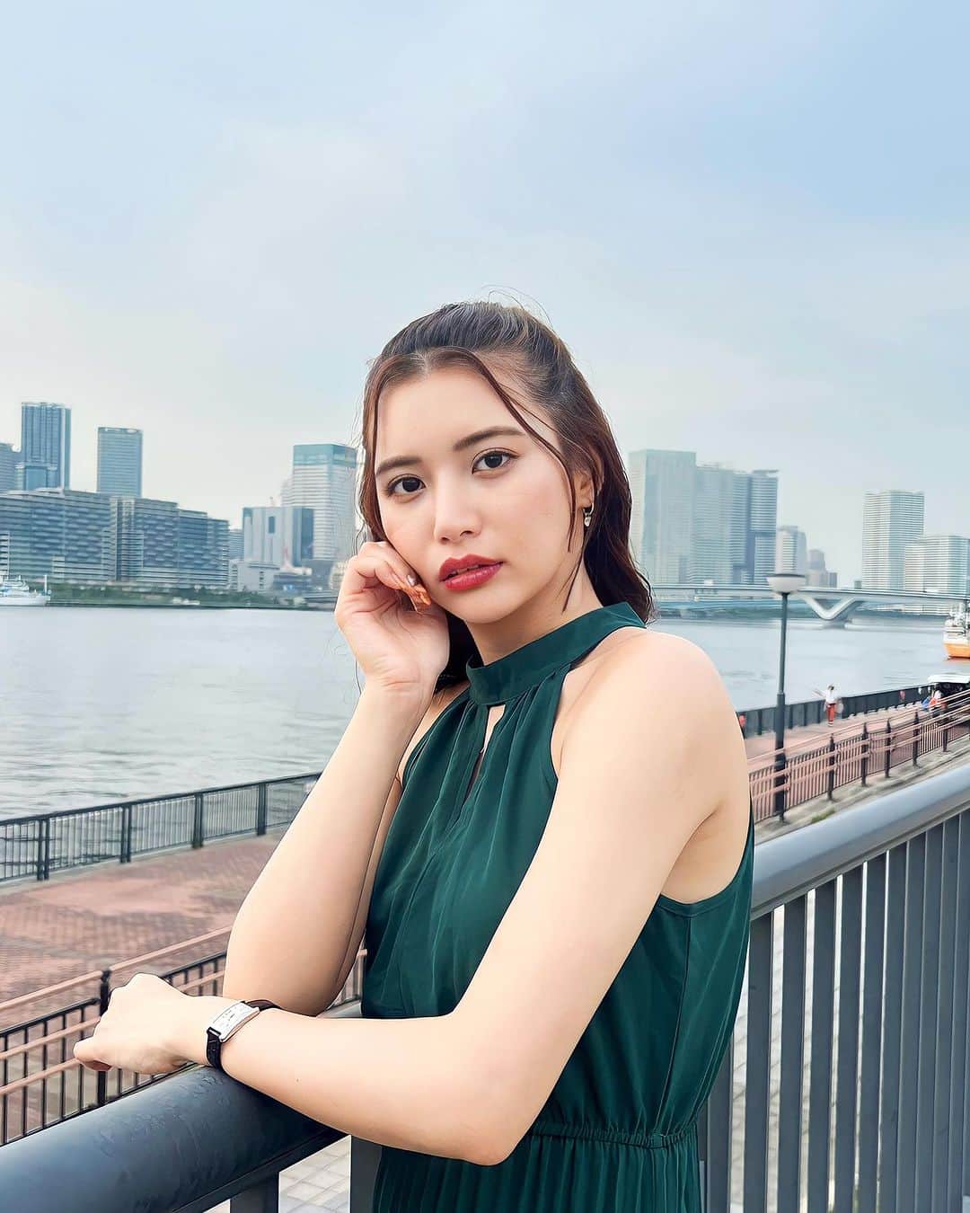 のインスタグラム：「急な顔面神経麻痺に みまわれてしまいました  (ストーリー参照) ※フィード投稿は分かりにくい 写真を選びました  明日、病院に行ってきます😣  何か詳しい方いれば、 DMで情報ください💧」