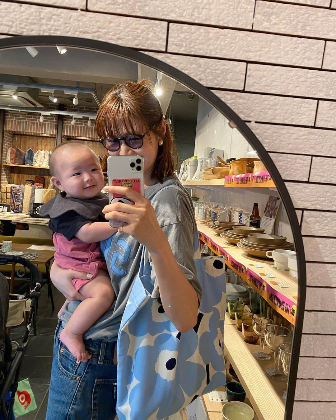 木村沙織のインスタグラム：「. クッション買いに行っただけなのに 次の日ソファー買い換えにくるとは、、🛋️🌀 ( Tシャツは両日 @sunny_thirty_two_club ) . . #acmefurniture」