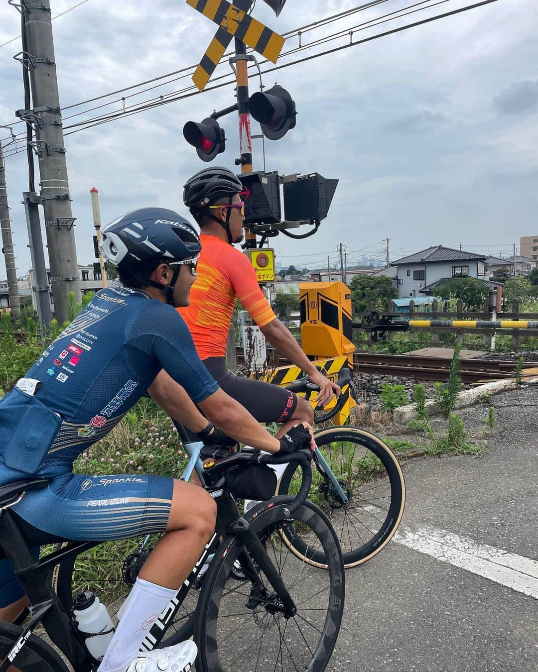 平良エレアさんのインスタグラム写真 - (平良エレアInstagram)「久々の荒川ライドは112kmで終了🚴‍♀️💨  このメンツと荒川走るのは久々な懐かしい変な感じ😂 いろいろ話したけど 結論、皆自転車好きでした✌️  そして @castelli_japan アンバサダーズは 今日偶然にもclimber'sを選択💡  湿度高い今日みたいな日は やっぱりclimber's着ちゃうよね🤔✨  3年前から毎年climber'sのシリーズは ヘビロテしてるんだけど本当皆に勧めるよー💙  #ロードバイク #ロードバイク女子  #girlscycling #roadbike #cycling #cyclinglife #cyclist #cyclinglifestyle #instacycle #instacycling  #わたしとLiv #LivJP」7月14日 20時51分 - erea0301