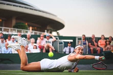 キャロライン・ガルシアのインスタグラム：「Thanks @wimbledon for the new memories and experiences  I learned a lot and tried my best 🤗💪🏻🙌🏻🦁🍓🌱🎾  Will be back !   Thanks to my team, family and friends for the support 💪🏻🙌🏻🙏🏻  #FlyWithCaro」