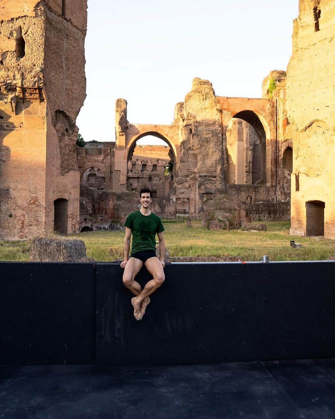 ロベルト・ボッレのインスタグラム：「Quale brano vi è piaciuto di più tra quelli proposti in queste serate a Caracalla??  ❤️  #robertobolleandfriends #bolletour2023  📸 @dancersdiary」