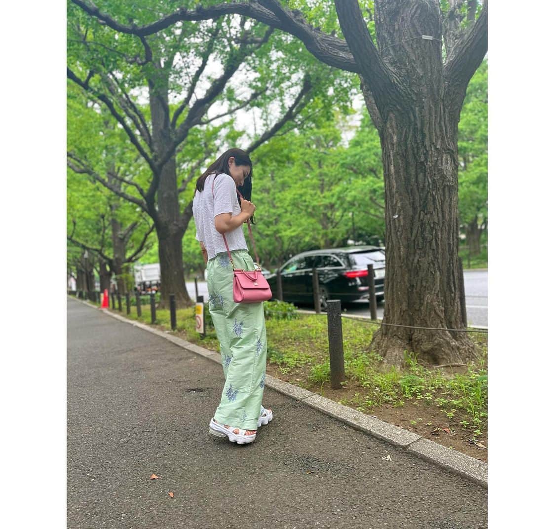 犬山紙子さんのインスタグラム写真 - (犬山紙子Instagram)「毎年7月になるとグリーンとピンクの組み合わせ着たくなる  #nike #airmaxcoco  #ママコーデ #ママファッション」7月14日 20時46分 - inuyamakamiko