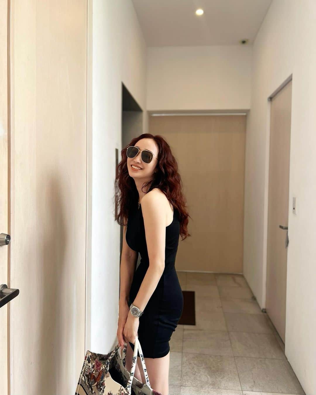 神崎恵のインスタグラム：「・ 今週もお疲れ様でした。 昨日の撮影終わりに。 何度も見続けているドラマの、大好きなシーンのファッションを🕶️ 似てる似てないは別として、 真似してみたいヘアメイクやファッションがたくさん。 ドラマや映画でときめいたものは、 ひっそり真似をしたりちょっとアレンジしたりして、楽しんでいます(ひとりでこっそり)。 　  シーズン2の第15話🕶️ だったと思う。」