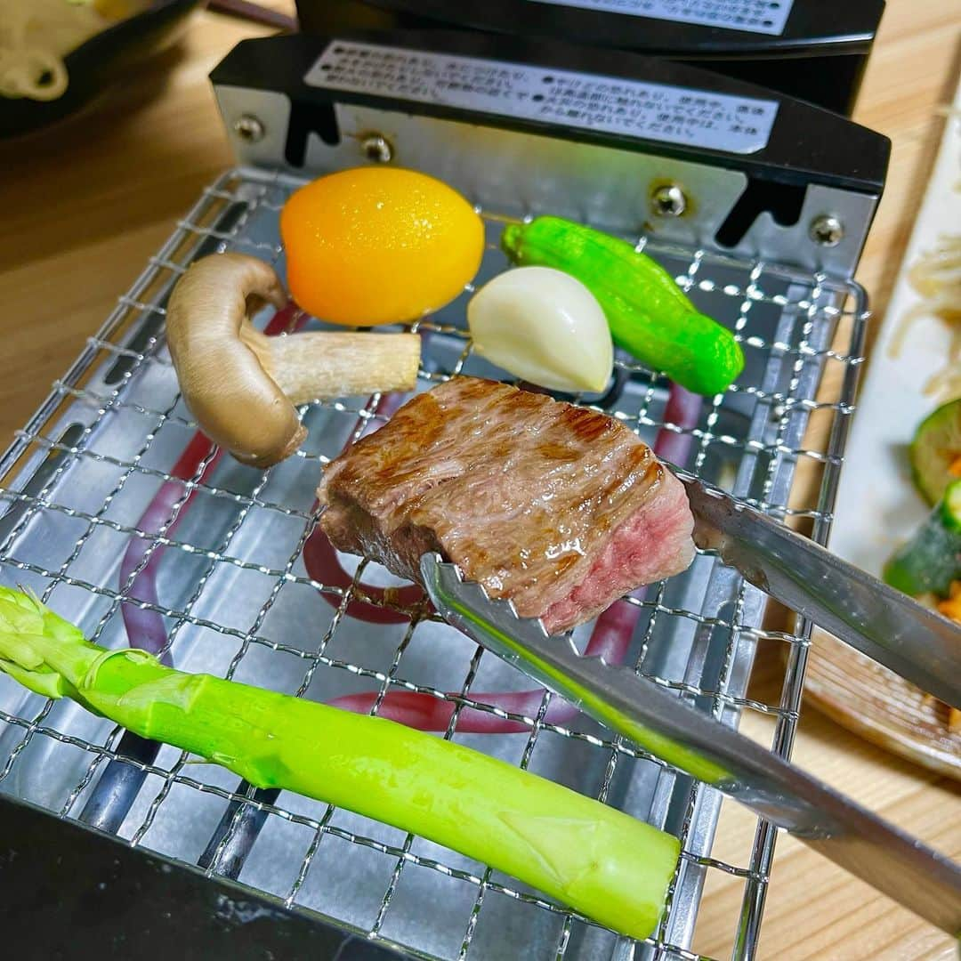 らんままさんのインスタグラム写真 - (らんままInstagram)「2023.7.14  今日のお夕飯  焼肉 冷麺 もずく酢  こんばんは　お久しぶりです 先週半ばに冷蔵庫が壊れ、10日間ほど冷蔵庫無し生活をしてました 今日はゴルゴとふたりごはんなのでゴルゴダクトを出して焼肉です  いきつけのお肉屋さんオススメの和牛に合わせて乾杯するのは菊水酒造様 @kikusui_pr の「無冠帝」 スタイリッシュなブルーボトルはお誕生日や結婚記念日、パーティー、どんなシーンにもよく似合い、またいろいろなお料理に合うお酒です  動画は くぅさん に群がる怖いもの知らずな我が家の金魚です  #菊水酒造 #無冠帝#菊水#PR#日本酒好き#和酒 #くびき牛」7月14日 20時47分 - ran.mamayo