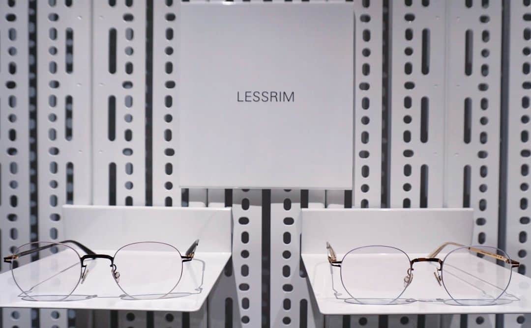 MYKITA SHOP TOKYOのインスタグラム：「LESSRIM Collection "WATARU"】  いつもご覧いただき誠にありがとうございます。 本日はLESSRIM Collectionで人気のWATARUをご紹介させていただきます。  リムを極限まで細くし、MYKITAの中でも最もミニマルなLESSRIM Collection。 WATARUは多角形のレンズシェイプですが、丸みがあるのでどなたでもチャレンジしていただきやすいモデルです。 お肌なじみもよく男女共に人気があるモデルです。  ぜひ店頭にてお試し下さいませ。  LESSRIM Collection "WATARU"  Thank you very much for visiting our website. Today, we would like to introduce the popular WATARU from the LESSRIM Collection.  The LESSRIM Collection is MYKITA's most minimalist collection, with the rims made as thin as possible. WATARU is a polygonal lens shape, but its roundness makes it an easy model for anyone to try. It is a model that blends well with the skin and is popular with both men and women.  Please try them at our stores.  ______  #mykita  #mykitalessrim  #eyewear  #eyewearfashion  #マイキータ  #メガネ」