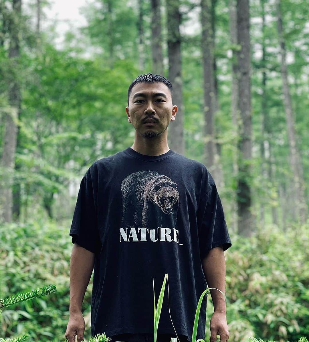 田我流のインスタグラム：「今年の夏もまたヤバいTシャツ作っちゃいました。北海道に釣りで通ううちにヒグマの魅力にとりつかれてしまい、いつか作ろうとアイデアを温めていたヒグマTシャツ！！北の巨匠　@genta_kingrafix  さんの迫力大の素晴らしいペイント。わかる奴にはわかるNATUREというメッセージ、、　 　 2、3年後に味が出る様に(デニムの様に育ててもらう為)ボディーは耐久性のある国産のGOATを使ってます。 　 気になった方はプロフからショップに飛べます。23日の24時まで受注販売の予約受け付けてます。  #ヒグマtシャツ #愛と狂気のマーチャンダイズ#自然からの警鐘 #dontfuckwithnature#田我流夏の風物詩#クマ好きにはたまらない#ゴミ捨てんなよお前の家の前にも捨てられるぞ」