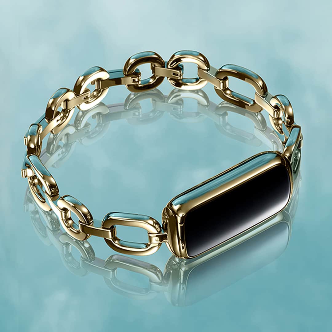 Fitbit Japanのインスタグラム：「オシャレも健康も気を使いたい！そんなあなたには、#FitbitLuxe がオススメ✨ gorjana Luxe パーカーリンクブレスレットはお手持ちのジュエリーやアクセサリーとの相性もバッチリです✨」