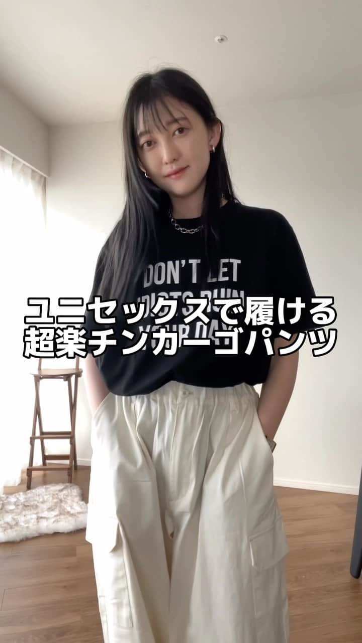 プチプラのあやのインスタグラム：「7/16(日) 21:00〜発売！  ✳️男性や大きいサイズの女性も！軽くてうごきやすい超楽チンストレッチワイドカーゴパンツ ■¥6,190税込 ■色展開 ブラックM(レディースサイズでL相当) ブラックL(レディースサイズでLL相当) ベージュM(レディースサイズでL相当) ベージュL(レディースサイズでLL相当) オフホワイトM(レディースサイズでL相当) オフホワイトL(レディースサイズでLL相当) ■素材：綿98%、ポリウレタン2% ■サイズ： 【Mサイズ】ウエスト78cm、ウエスト(伸)98cm、股下68cm  【Lサイズ】ウエスト84cm、ウエスト(伸)104cm、股下69cm  ■ポイント ①メンズメーカーさんからセレクトしたアイテムなので、男性や大きいサイズの女性にもオススメ！ (女性はウエスト内側のドローコードで縛ってもらってサイズ調整が可能です) ②ベルトループ付きなので女性はベルトでウエストの調節ができます！ ③カーゴパンツってゴワゴワした生地のものが多いけど、こちらはとっても柔らかい生地で作られていて動きやすい！ ④ストレッチが効いた生地で動きやすい！ ⑤裾にもドローストリングがついているので、ワイドパンツが苦手な方や長さが気になる場合は裾を絞っても可愛いです！」