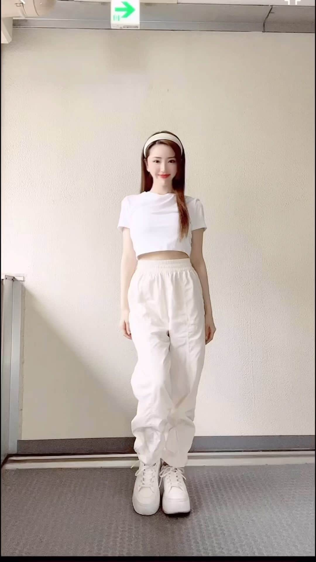 濵松里緒菜のインスタグラム：「NewJeans - Super Shy (First Chorus)反転(Mirrored) ver. 🤭🫶  Please check out my TikTok account for more!!  https://vt.tiktok.com/ZSLPSLBYx/  I also have a Mirrored/Slow ver. for other songs  on my TikTok for those of you who want to learn  the dance for more kpop songs🥰  www.tiktok.com/@riona_hamamatsu  The link is also in my bio🫶  #NewJeans #SuperShy #NewJeans_SuperShy #NewJeans_GetUp #Time_to_NewJeans #뉴진스 #SuperShyChallenge  #hybe #hybelabels #kpop #dance #kpopdance #dancecover #dancetutorial #ダンス #踊ってみた #反転 #アイドル #아이돌 #PoshGirls #PoshGirlsJ #파시걸스  #Riona #리오나 #rionahamamatsu」