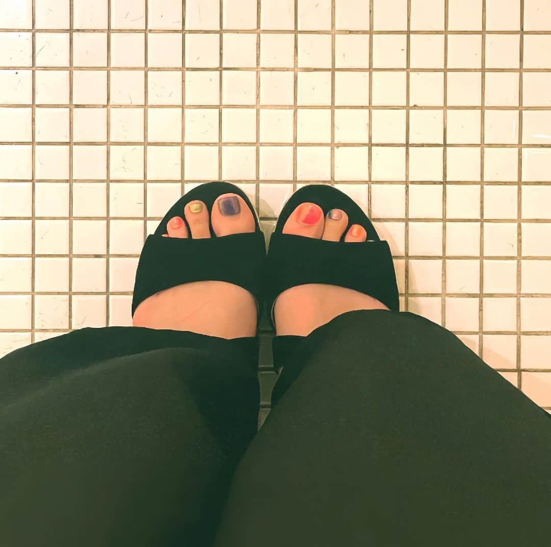 江口千夏のインスタグラム：「🩷💚💙🩷️💙🧡  フットネイルをセルフで頑張ってみた🙂 最近黒に蛍光色が好き👽  #セルフネイル #nail #footnail」
