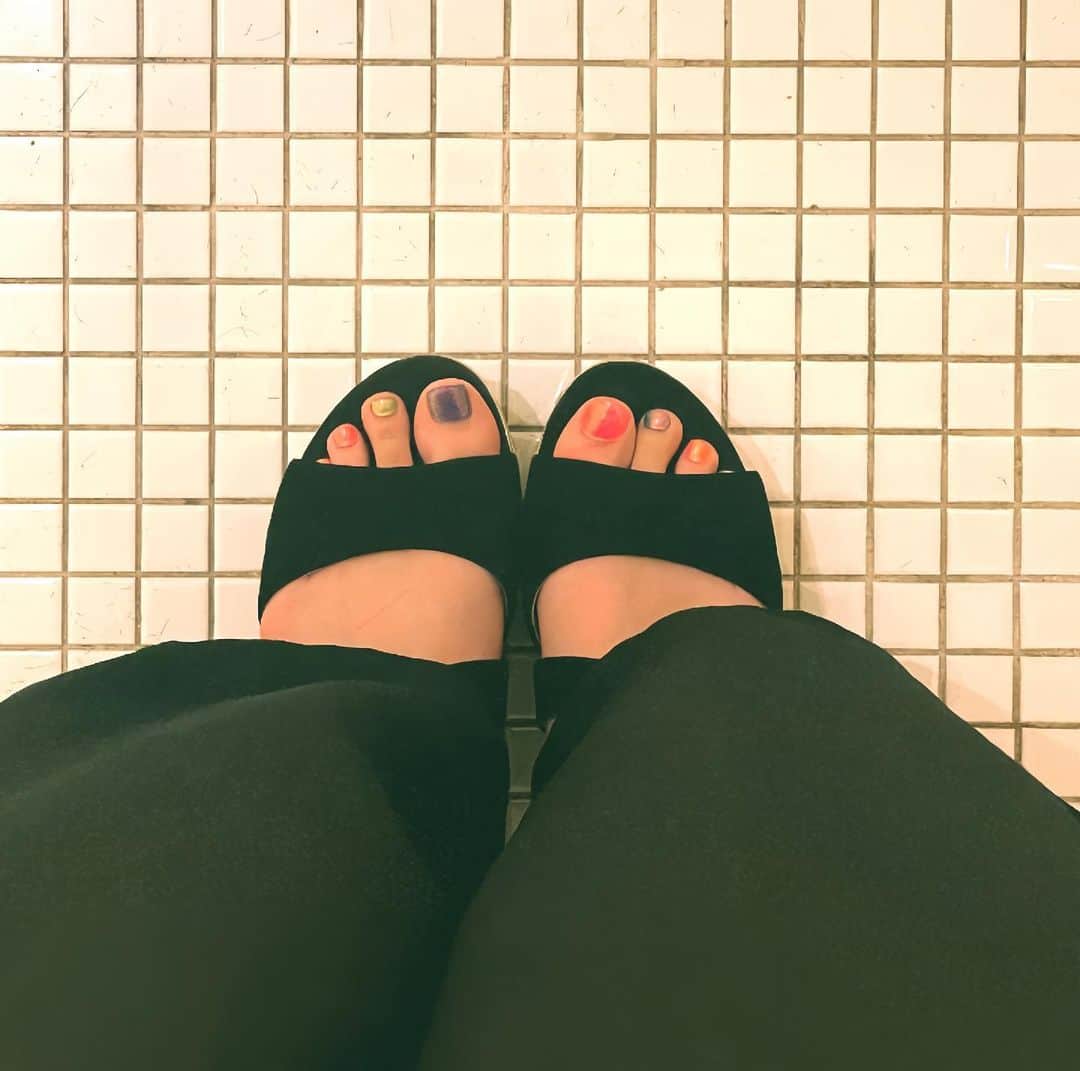 のインスタグラム：「🩷💚💙🩷️💙🧡  フットネイルをセルフで頑張ってみた🙂 最近黒に蛍光色が好き👽  #セルフネイル #nail #footnail」