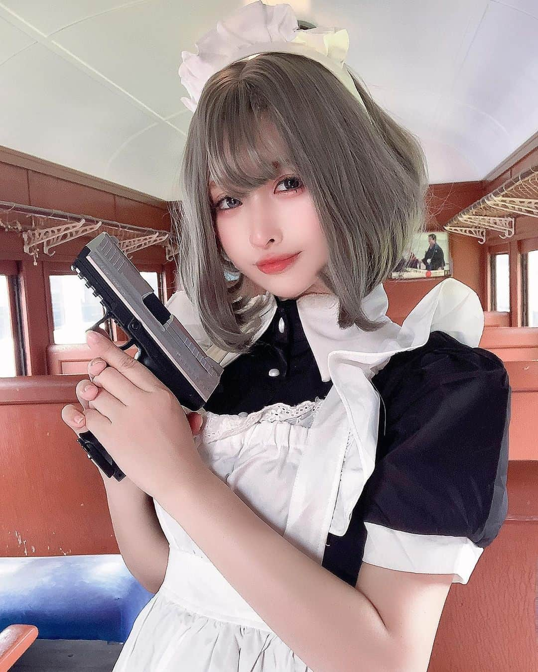 深月風香のインスタグラム：「🚂 掃除屋さん♡⃛  撮影会やってます ハイライトに会える日まとめてるよ🥰 ・ ・ ・ #メイド #メイド服 #列車 #コスプレイヤー #コスプレ」