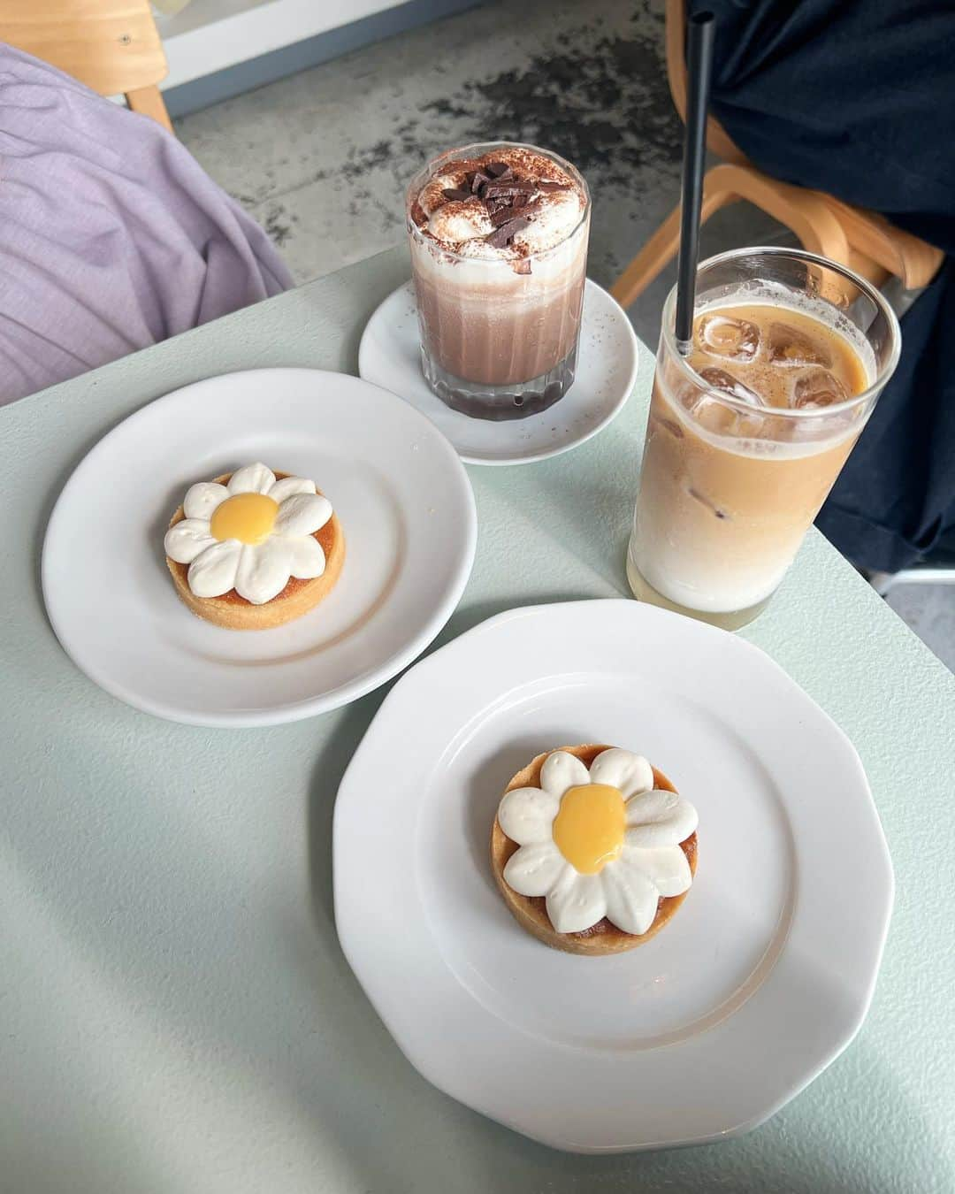 冨吉明日香のインスタグラム：「マーガレットレモンタルト🥧🌼  ずっと気になっていた 目黒駅から徒歩3分のカフェ @parlornoon_2f 🍋🍋 満席で大人気のお店だった☺︎  アッッツすぎてカフェはいったら もう出れなくなっちゃうね〜〜 . #目黒カフェ巡り #目黒カフェ  #中目黒カフェ #中目黒グルメ  #目黒グルメ #東京カフェ  #カフェ巡り」