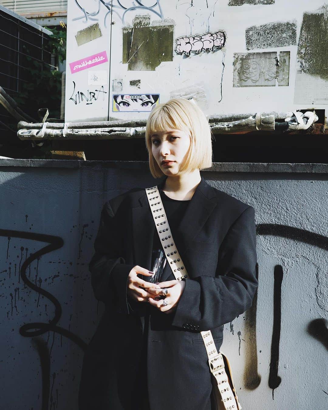 トヲルのインスタグラム：「. . . 久々にコテで火傷❤️‍🔥 . . model..カノン photo..トヲル . . #金髪ボブ  #金髪bob  #金髪ぱっつん  #ぱっつん前髪  #ぱっつんボブ」
