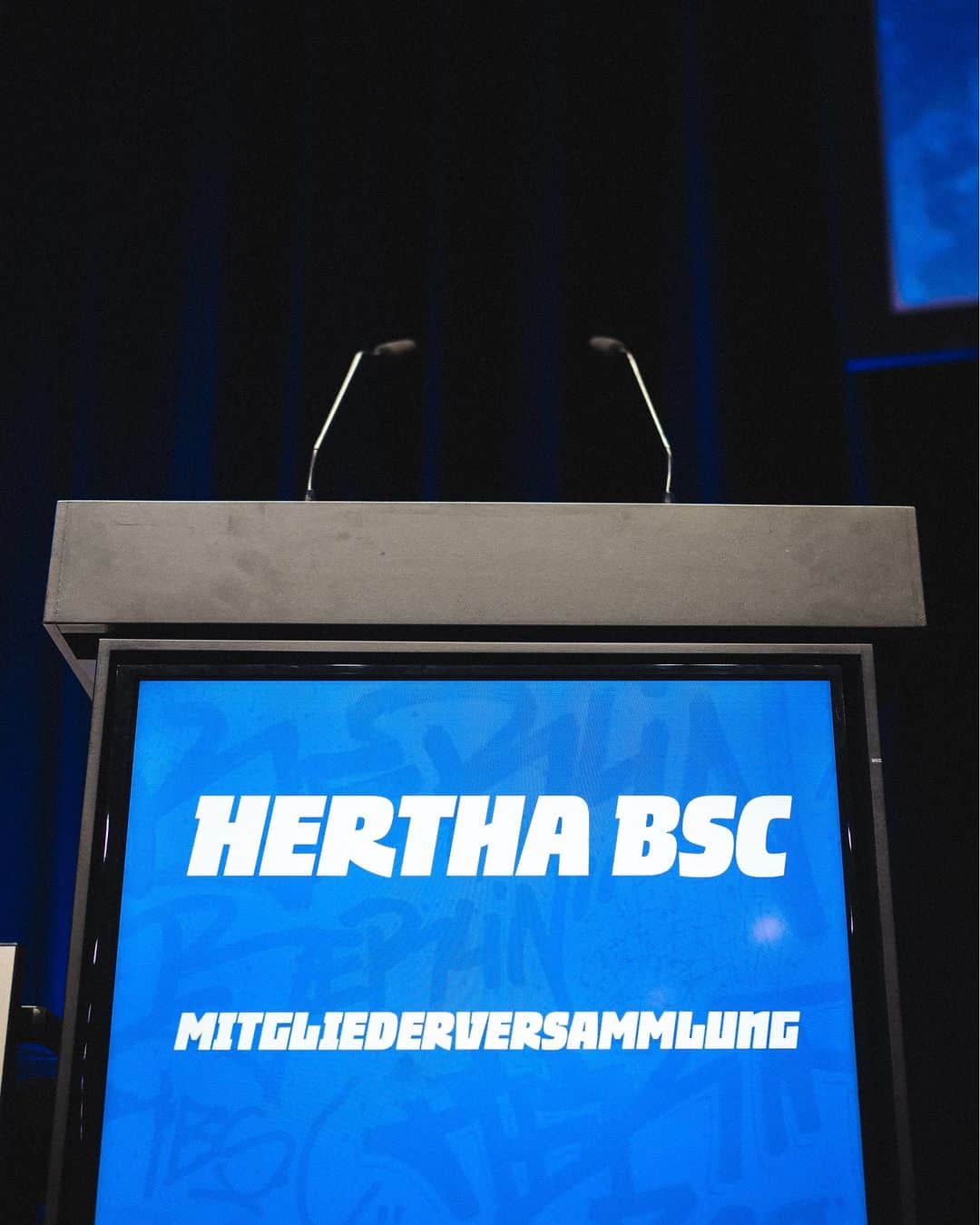 ヘルタ・ベルリンのインスタグラム：「Kalender jezückt! 📆 Am Sonntag, 15.10.23, findet unsere ordentliche Mitgliederversammlung statt. 🙌  Wir freuen uns, euch in der Messe Berlin begrüßen zu dürfen. 🤝 Weitere Infos findet ihr auf unserer Homepage. ℹ️ . . #HerthaMV #HaHoHe #HerthaBSC」