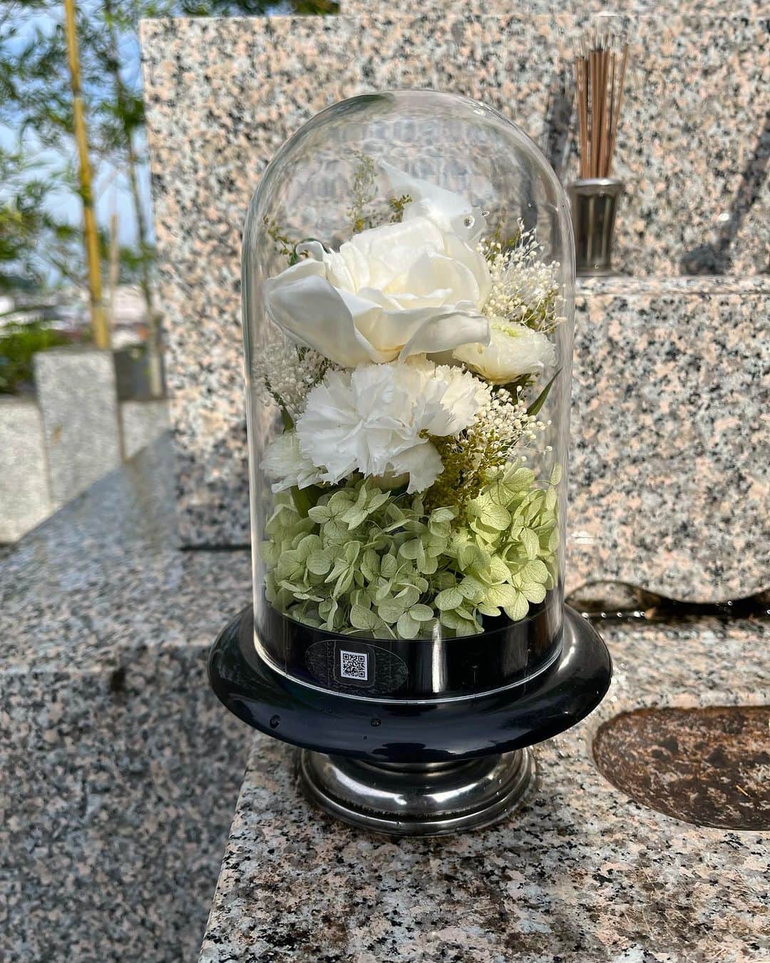 小泉進次郎さんのインスタグラム写真 - (小泉進次郎Instagram)「お墓参りをして、プリザーブド墓花（ぼか）をお供え。  これなら暑さに負けずしばらく綺麗にお墓を明るくしてくれます。いい感じ。  #プリザーブド墓花 #お墓参り #今日も暑い #小泉進次郎」7月14日 21時01分 - shinjiro.koizumi
