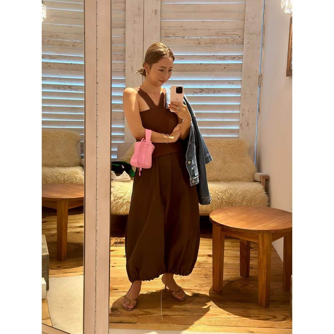 栗原佐知子のインスタグラム：「✴︎ もう、あえて言う🤎💗 . 大好きアポロコーデ🤭🫶笑 . . #outfit #fashion #ootd #coordinate #stylepost #ootd_cob #instafashion #instadaily #instalike #instagood #instapic #estellak  #sea_japan #balenciaga #manoloblahnik #thehighlights #magnoliawhitejewelry #コーディネート #コーデ #今日のコーデ #ファッション #夏コーデ」