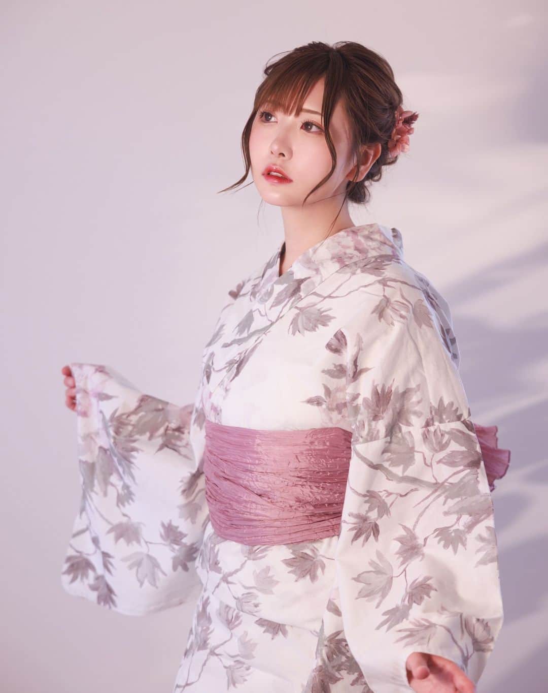 すみれおじさんのインスタグラム：「大好きなブランドさんの浴衣を着せて頂いたよ✨  いまならセール中で半額で買えるんだって！3色あるんだけれど、全色揃えたいな😊  👘@onekosamaofficial  📸@daisukekiyota  #japanese #japanesegirl #kawaii #girl #portrait #yukata #浴衣 #浴衣ヘアアレンジ #浴衣女子」