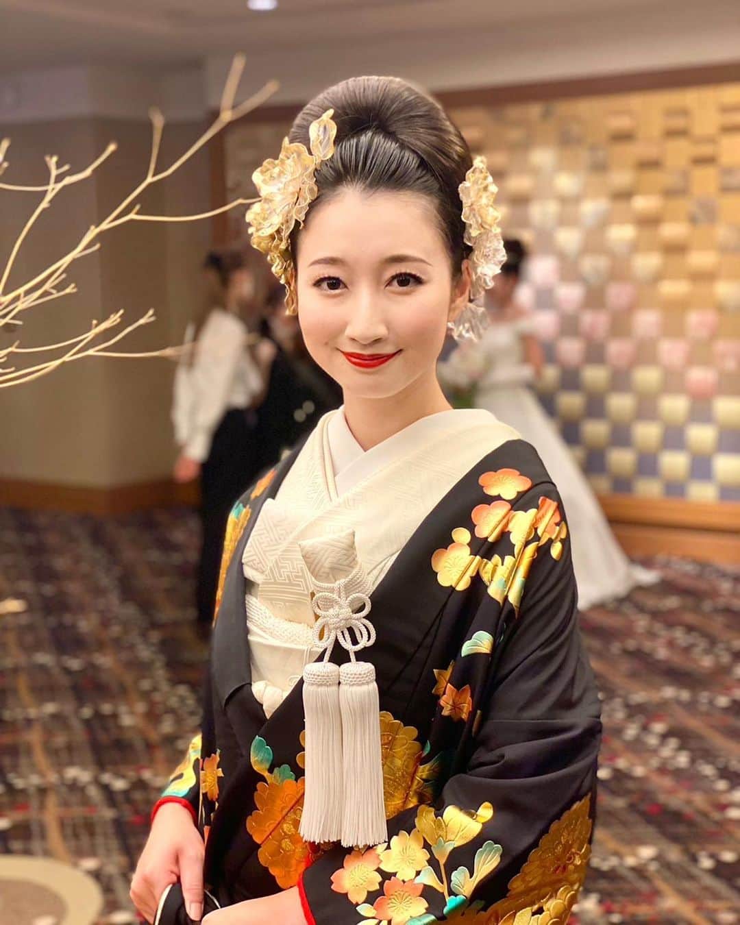 渋谷栞南のインスタグラム：「.  I think kimono is a culture that Japan should be proud of😌🇯🇵   A high level of skill is required to dress someone in a kimono beautifully. I hope I can show it to you guys one day!  ストーリーでたくさん反応いただいたので🥳全部載せてみました！  設楽先生、紹介してくれたしおねちゃん、みなさんありがとうございました😌  #exchangestudent#Japanesestudent#japanesegirl #japaneseculture #japanesefashion #japanesestyle #shibuya#着物 #japanlife #japanculture #travelinjapan #toyouniversity #全日本婚礼美容家協会 #色打掛#meijigakuinuniversity #studentslifeintokyo#tokyolife#japanlife #kimonostyle #日本語を学びたい#留学生#日本文化#日本語勉強#日本語#東京旅行#渋谷#shibuyatokyo#tokyofashion#tokyostyle #kimono」