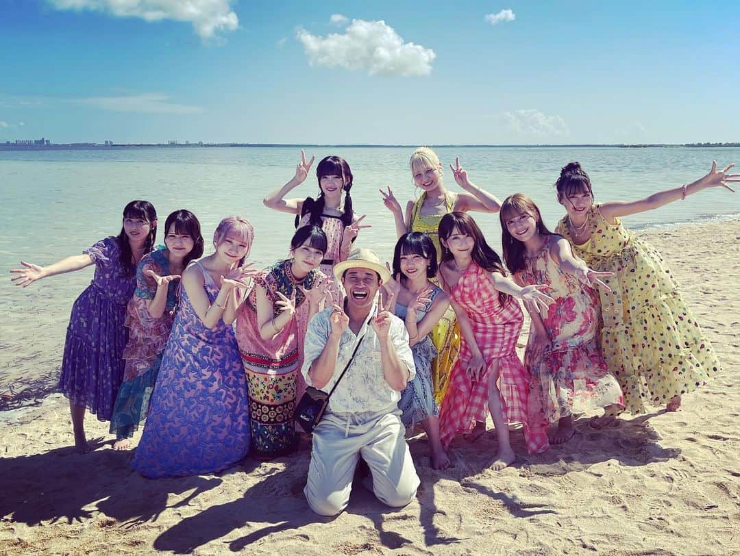 shojiのインスタグラム：「【Recent choreography】 =LOVEの「ナツマトペ」振付しましたー！  めちゃくちゃ暑い撮影でしたが、最後まで笑顔で撮影に臨んだメンバー凄すぎでした！ キラキラしまくってるMVを是非チェックしてください🏝️🏝️🏝️🏝️  #stkgz #シッキン #シットキングス #shoji #持田将史 #イコラブ　#ナツマトペ #1枚目の写真が握手会の特典買い占めた人みたい」