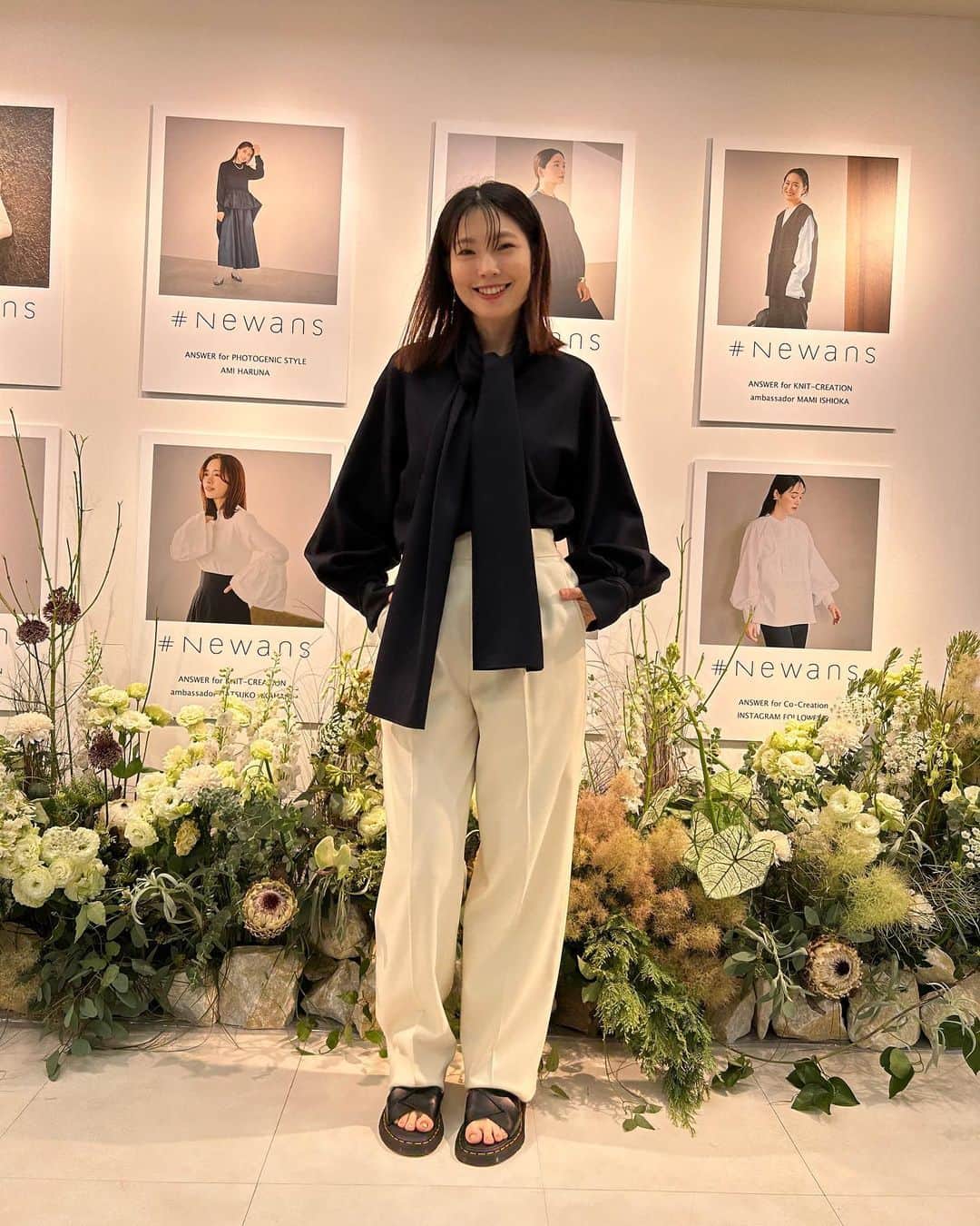 のインスタグラム：「@newans.official  のAW展示会へ✨　  センタープレス入りの噂の美脚パンツ✨ 履いてみたら！すごく脚長に見える〜🥺❤️ こちらサイドにボタンがついていて、好きな位置で調節できるようになってるの。 ハイウエストにしたり落として腰履き風にしたり、トップスに応じて雰囲気変えることもできて🙆  生地もオールシーズン履けそうな厚みなので、届くのが楽しみです🤍  #newans #2023AW」