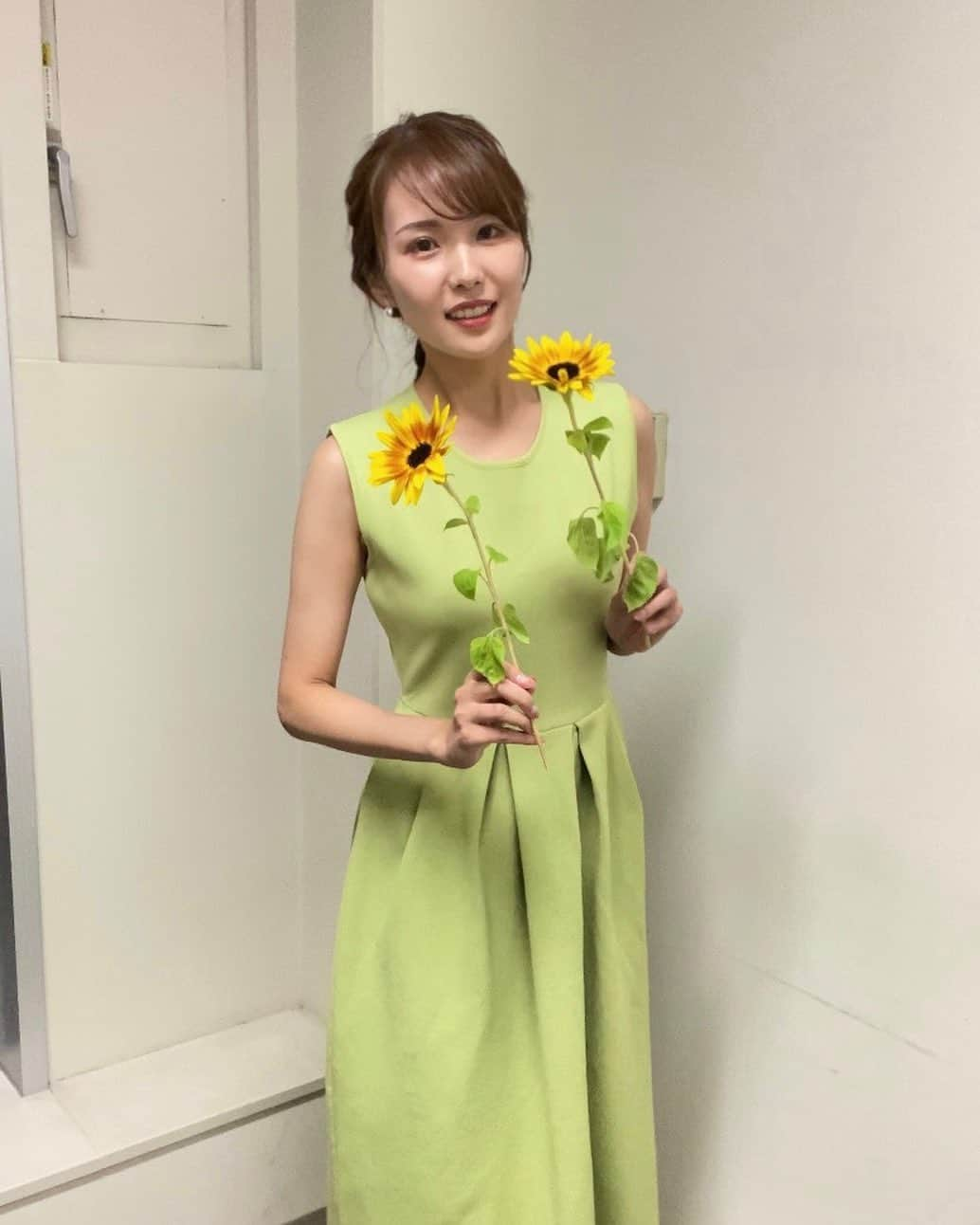 柴田美奈さんのインスタグラム写真 - (柴田美奈Instagram)「スタジオのひまわりに元気をもらった今週🌻 改めて、ひまわりの存在感ってすごいなぁ🥹 ⁡ 持ち帰らせてもらいました🌻」7月14日 21時10分 - mina__shibata