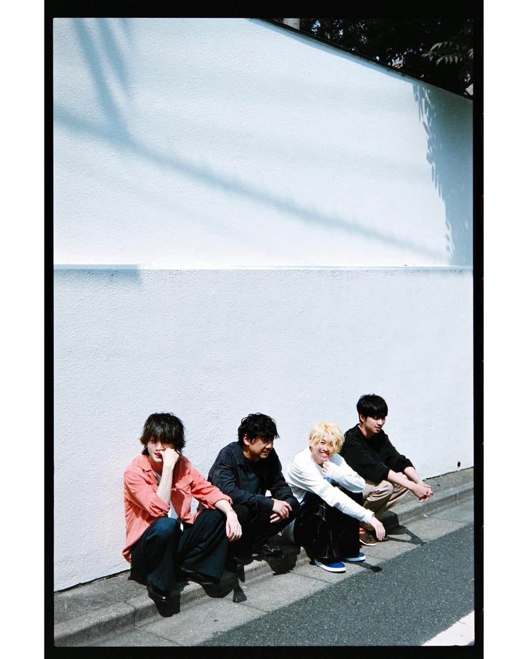 小見山峻のインスタグラム：「. 7月14日発売のMUSICA 8月号にて、BUMP OF CHICKENのページを撮影しています。 . 久しぶりに、四人とゆったり街を歩きながらの撮影でした。朗らかに、友だちを撮るような感覚でシャッターを切らせて貰えて。暑かったけど、晴れてよかったなぁ。 . @bumpofchickenofficial @boc_chama_9 @musica_magazine  @tomoko_ary @hayato_takada @__yoshikobaby__ @tatsuyatakahashi」