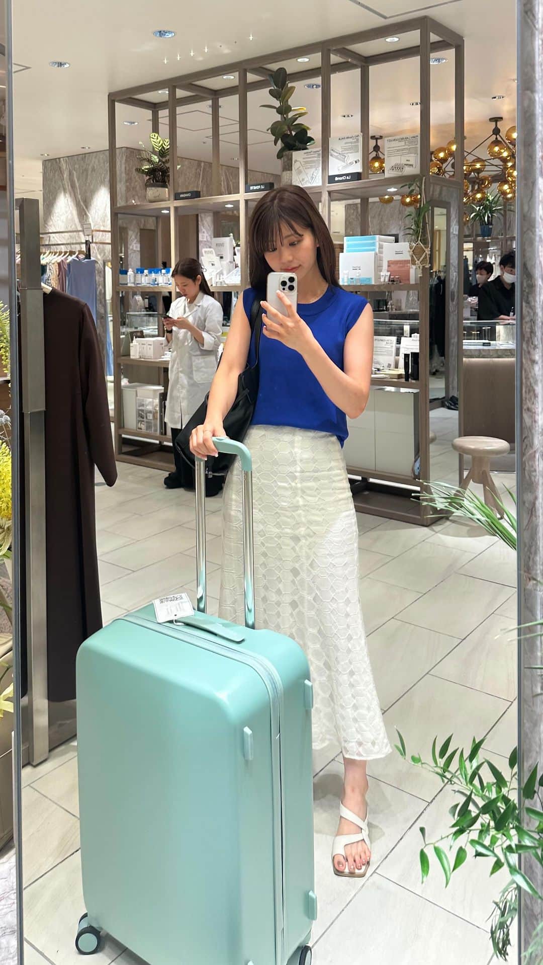 のインスタグラム：「トラベルツールブランド【Aww】の 期間限定POPUPストアに行ってきました。  夏休み用のスーツケースが欲しくて♡ 可愛すぎて迷って迷って迷った結果 大好きなホワイトに♡  グリーンも最後の最後まで悩みました。 軽くて動きもスムーズ！早く使いたい🧳@awwtravel_official  @awwtravel_community  #findyouraww  #mygreenerchoice #aww-travel_popup」