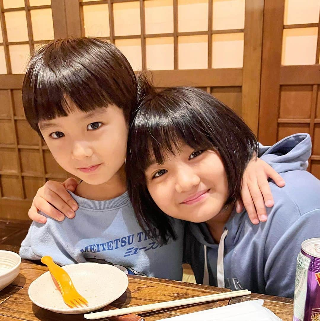 山口尚美のインスタグラム：「1学期終了‼🎊️パパが自分のライブお疲れ会も兼ねて大好きなお寿司に連れてってくれました🍣💖美味しいものみんなで食べて幸せやね😋🌈お疲れ様でした🍻❣️✨」