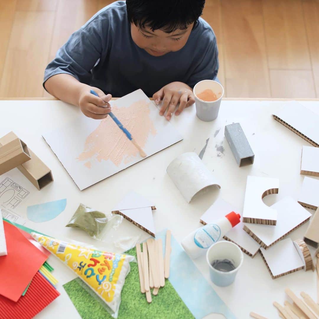 きなこのインスタグラム：「おうちで建築模型作りあそび🏠 子どもの興味や関心などから我が子ぴったりにカスタムしてもらえる工作キットボックス"クラウンボックス"で遊んでみたよ♩  今回タイプ診断の結果から息子に届いたボックスは建築士のお仕事体験ができるキット！いろんな素材で自由に建築模型を作ることができるもので、素材の質感の違いや家づくりに興味がある息子に最高なセット😎 「ここはこの材料を組み合わせて…」と夢中でねずみたちのスペシャルハウス作りを楽しんでいました♩  周りを気にせず自分のペースで作業するのが好きな息子には、"おうちでできる習い事"として取り入れられていいかも。ここからさらにおうちでの遊びへ膨らませていけるのもいいな👀  タイプ診断までは無料でできるので試してみてね。我が子に合った声掛けや、キットの遊び方が見られたり、無料のオンラインイベントへの参加などもあるそう☺️  ▶︎ハイライト"おうち工作BOX"にリンク載せてます！  #クラウンボックス #クラウンシッター #知育キット #PR #幼児教育 #知育 #工作遊び #知育遊び #おうち時間 #習い事 #小学生 #小学生男子 #育児 #子育て #こどもと暮らす」