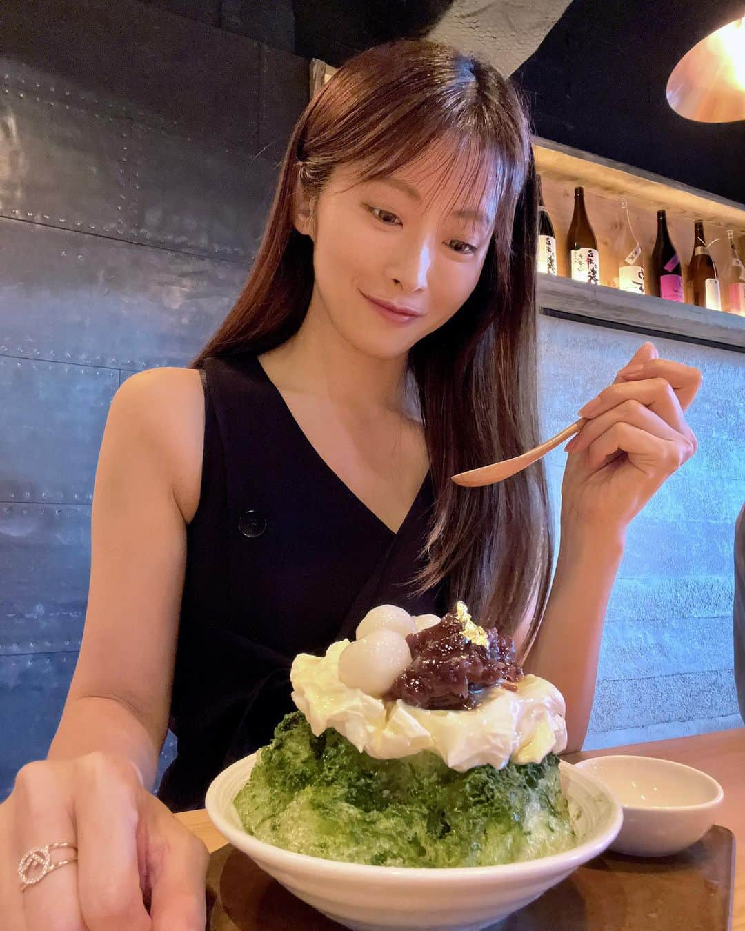 畑中香澄さんのインスタグラム写真 - (畑中香澄Instagram)「期間限定かき氷🍧🤍   抹茶白玉のマスカルポーネクリーム  〜糀みつがけ〜  税込1408円  ※8月末まで   上からかけているのはお米と米糀のみで作られた糀甘酒を濃縮した『糀みつ』  みたらしの味に近い感じがしました！  とっても甘いけど、糖質は砂糖より3割も低いのです☺️✨   濃い抹茶かき氷や白玉との相性抜群！！   マスカルポーネクリームがふわとろで、 色んな食感も楽しめる！   はあ 幸せ🤤🤍   お店には子供用チェアあったよ✨   📍#権八NORITEMAKI原宿  東京都渋谷区神宮前６丁目３５−３ コープオリンピア1階  営業時間 11:30〜23:00  .  .  @uonumajozo  #糀みつ #かき氷 #東京かき氷 #夏スイーツ #期間限定スイーツ #ひんやりスイーツ #新作スイーツ #PR」7月14日 21時14分 - djkasumi_jpn