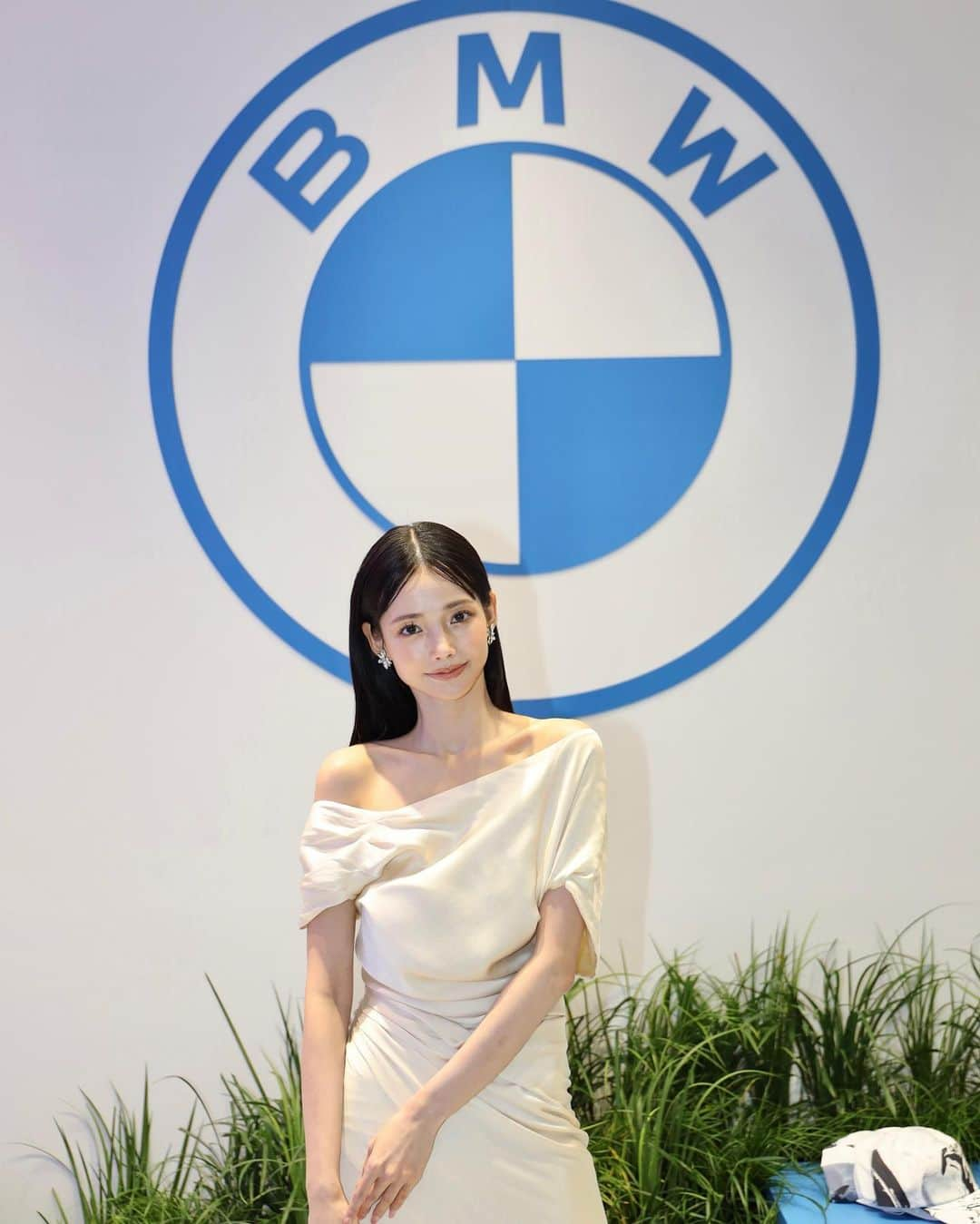 ハ・ヨンスさんのインスタグラム写真 - (ハ・ヨンスInstagram)「@bmwjapan  BMW THE NEW i5の世界観に触れてきました。 デザインのディテールに興味がある私は、BMW i5の強くて柔らかい曲線と造形美に一目惚れしました。 車のレンダリングにも興味があるので、ポップアップ内部のスケッチやビハインド写真も集中して見ました。 BMWのデザイン責任者Domagoj Dukecさんをはじめとするデザインチームの天才的な感覚を感じることができました。 皆さんもぜひお越しください。  FREUDE by BMW – THE GARDEN 7/14-9/17まで。 📍Omotesando crossing park  #BMWTheGarden #PR」7月14日 21時16分 - hayeonsoo_