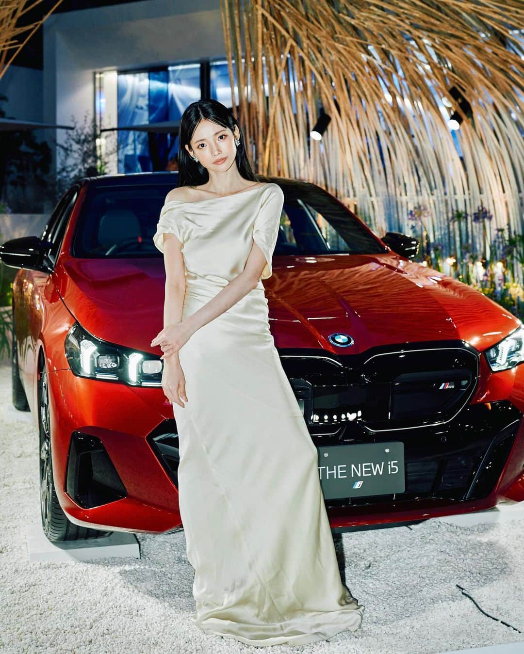 ハ・ヨンスさんのインスタグラム写真 - (ハ・ヨンスInstagram)「@bmwjapan  BMW THE NEW i5の世界観に触れてきました。 デザインのディテールに興味がある私は、BMW i5の強くて柔らかい曲線と造形美に一目惚れしました。 車のレンダリングにも興味があるので、ポップアップ内部のスケッチやビハインド写真も集中して見ました。 BMWのデザイン責任者Domagoj Dukecさんをはじめとするデザインチームの天才的な感覚を感じることができました。 皆さんもぜひお越しください。  FREUDE by BMW – THE GARDEN 7/14-9/17まで。 📍Omotesando crossing park  #BMWTheGarden #PR」7月14日 21時16分 - hayeonsoo_