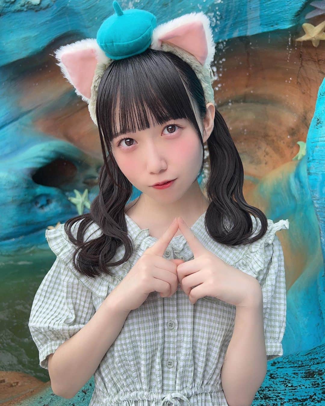 新居歩美さんのインスタグラム写真 - (新居歩美Instagram)「あゆみゆ〜つちね〜 偶然お揃いのワンピース持ってたから3人でお揃いした💎🧼💎 幼少期にディズニー行ったのが最後だったから「おおお...」と沢山驚いた！ 怪我してるからアトラクションは全然乗らなかったけどいっぱい楽しめたー！🌟 未悠からの誕生日祝いでした🎂自分じゃ行かない場所だから連れ出してくれて新鮮だった！  #ディズニー #ディズニーコーデ #ディズニーシー #ディズニーグッズ #merryjenny #双子コーデ #ディズニーカチューシャ #おそろいコーデ #おそろいディズニー」7月14日 21時25分 - ayuchi_nii