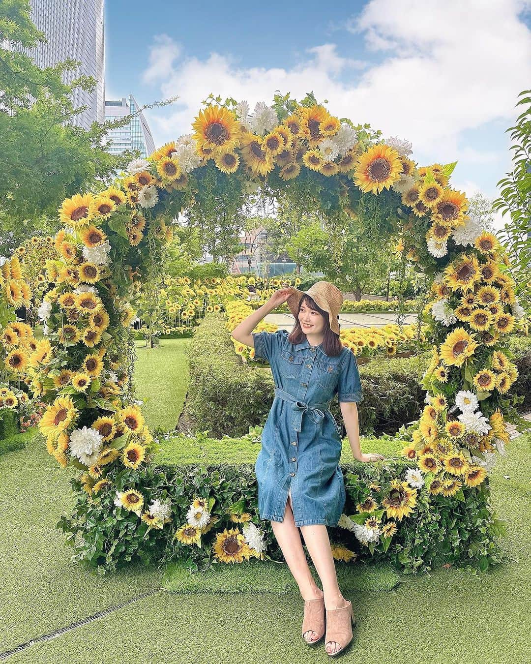 浅井麻里さんのインスタグラム写真 - (浅井麻里Instagram)「🌻ひまわり畑🌻 ⁡ 今日は、ひまわりの日🌻なんだって✨ 知ってたー？？ ⁡ 毎年楽しみにしてる、名古屋の 大名古屋ビルヂングのスカイガーデン☁️ 夏は、ひまわり畑になってるの🌻 ⁡ この日のコーデは、 @liwisi.official のデニムワンピース💙 デニムワンピって夏感あっていいよね♬ ⁡ ウエストのリボンも可愛いし、 ボタンにハートが付いてるよー💕 ⁡ 割引クーポンコードをいただいたので、 大人可愛い夏服探してる人はぜひ使ってね❤️👗 ⁡ クーポンコード 【 mari 】 ＊2つの商品を購入時に30%割引✨ 有効期限：8月13日まで 使用範囲：サイト全品 使用回数：無制限 ⁡ @liwisi.official  ストーリーにショップのURLものせとくねー♬ ⁡ ⁡ #liwisi #カジュアルコーデ #デニムワンピース #デニムワンピ #デニムコーデ #ひまわり #向日葵 #ヒマワリ #大名古屋ビルヂング #大名古屋ビルヂングスカイガーデン #スカイガーデン #名古屋観光 #愛知観光 #ひまわり畑 #はなまっぷ #nagoyatrip #🌻 #向日葵畑 #ヒマワリ畑 #ポートレート #映えスポット #名古屋 #good_portraits_world #Lovers_Nippon_Portrait #as_archive #jp_mood #coregraphy #art_of_japan_」7月14日 21時20分 - mari_asai_625