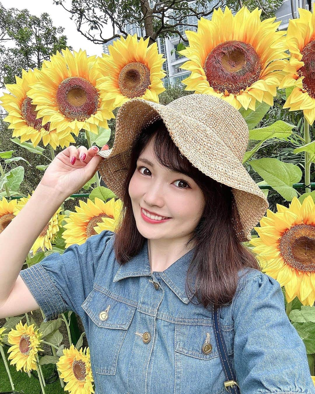 浅井麻里さんのインスタグラム写真 - (浅井麻里Instagram)「🌻ひまわり畑🌻 ⁡ 今日は、ひまわりの日🌻なんだって✨ 知ってたー？？ ⁡ 毎年楽しみにしてる、名古屋の 大名古屋ビルヂングのスカイガーデン☁️ 夏は、ひまわり畑になってるの🌻 ⁡ この日のコーデは、 @liwisi.official のデニムワンピース💙 デニムワンピって夏感あっていいよね♬ ⁡ ウエストのリボンも可愛いし、 ボタンにハートが付いてるよー💕 ⁡ 割引クーポンコードをいただいたので、 大人可愛い夏服探してる人はぜひ使ってね❤️👗 ⁡ クーポンコード 【 mari 】 ＊2つの商品を購入時に30%割引✨ 有効期限：8月13日まで 使用範囲：サイト全品 使用回数：無制限 ⁡ @liwisi.official  ストーリーにショップのURLものせとくねー♬ ⁡ ⁡ #liwisi #カジュアルコーデ #デニムワンピース #デニムワンピ #デニムコーデ #ひまわり #向日葵 #ヒマワリ #大名古屋ビルヂング #大名古屋ビルヂングスカイガーデン #スカイガーデン #名古屋観光 #愛知観光 #ひまわり畑 #はなまっぷ #nagoyatrip #🌻 #向日葵畑 #ヒマワリ畑 #ポートレート #映えスポット #名古屋 #good_portraits_world #Lovers_Nippon_Portrait #as_archive #jp_mood #coregraphy #art_of_japan_」7月14日 21時20分 - mari_asai_625