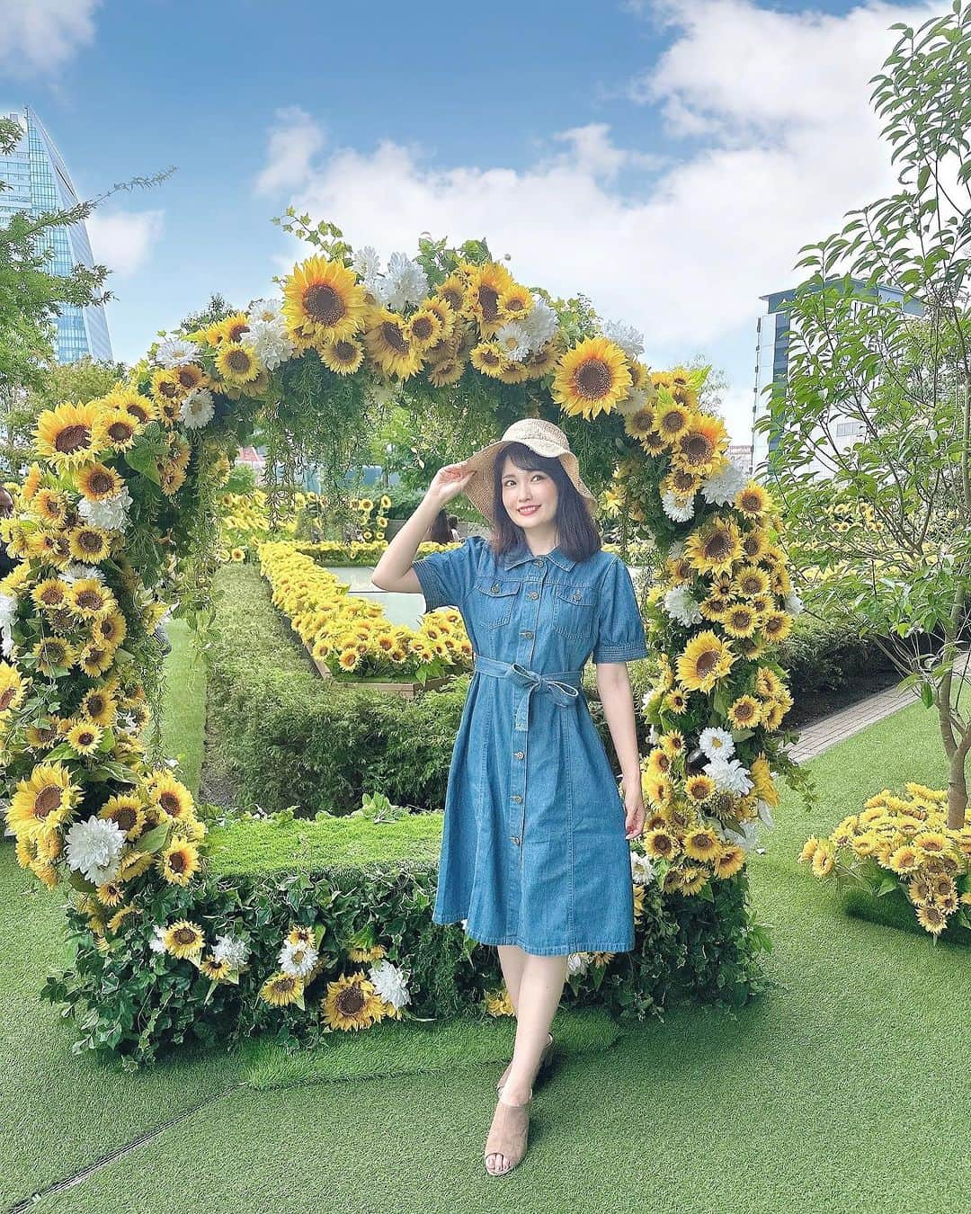 浅井麻里さんのインスタグラム写真 - (浅井麻里Instagram)「🌻ひまわり畑🌻 ⁡ 今日は、ひまわりの日🌻なんだって✨ 知ってたー？？ ⁡ 毎年楽しみにしてる、名古屋の 大名古屋ビルヂングのスカイガーデン☁️ 夏は、ひまわり畑になってるの🌻 ⁡ この日のコーデは、 @liwisi.official のデニムワンピース💙 デニムワンピって夏感あっていいよね♬ ⁡ ウエストのリボンも可愛いし、 ボタンにハートが付いてるよー💕 ⁡ 割引クーポンコードをいただいたので、 大人可愛い夏服探してる人はぜひ使ってね❤️👗 ⁡ クーポンコード 【 mari 】 ＊2つの商品を購入時に30%割引✨ 有効期限：8月13日まで 使用範囲：サイト全品 使用回数：無制限 ⁡ @liwisi.official  ストーリーにショップのURLものせとくねー♬ ⁡ ⁡ #liwisi #カジュアルコーデ #デニムワンピース #デニムワンピ #デニムコーデ #ひまわり #向日葵 #ヒマワリ #大名古屋ビルヂング #大名古屋ビルヂングスカイガーデン #スカイガーデン #名古屋観光 #愛知観光 #ひまわり畑 #はなまっぷ #nagoyatrip #🌻 #向日葵畑 #ヒマワリ畑 #ポートレート #映えスポット #名古屋 #good_portraits_world #Lovers_Nippon_Portrait #as_archive #jp_mood #coregraphy #art_of_japan_」7月14日 21時20分 - mari_asai_625