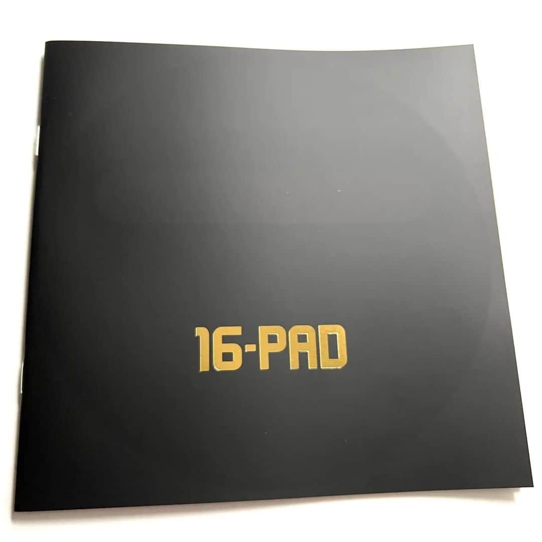 ANI のインスタグラム：「京浜電子より新商品リリース！ SP-404ノートの進化版、様々な16PADに対応する『16-PADノート』が完成しました！  どのPADにアサインしたか分からなくならないようにメモる用ノートです。36ページ、7インチサイズ。まずはANIとセク山の活動現場にて先行発売。¥1,100税込 ヨロシクどうぞ。 ついでに京浜電子の最新イメージフォトも貼っときます。L/ANi,R/セク山 #京浜電子 #sp404 #mpc #16PAD」