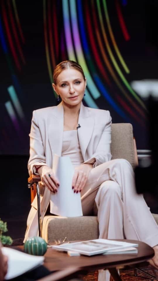 タチアナ・ナフカのインスタグラム：「Друзья, сегодня в гостях у проекта «Команда» неповторимый Александр Цыпкин!  Еще недавно пиарщик и маркетолог, а сейчас драматург, сценарист, один из самых популярных российских писателей, cоздатель литературно-театрального проекта «БеспринцЫпные чтения».   О том какой путь прошел Александр рассказывают его жена Оксана Лаврентьева, народный артист Константин Хабенский, режиссер Анна Меликян, продюсер Анастасия Приц и друг Константин Крутильщиков.  🎬 Выпуск шоу смотрите в онлайн-кинотеатре @kion.ru  Активная ссылка на проект в сторис ⤴️」