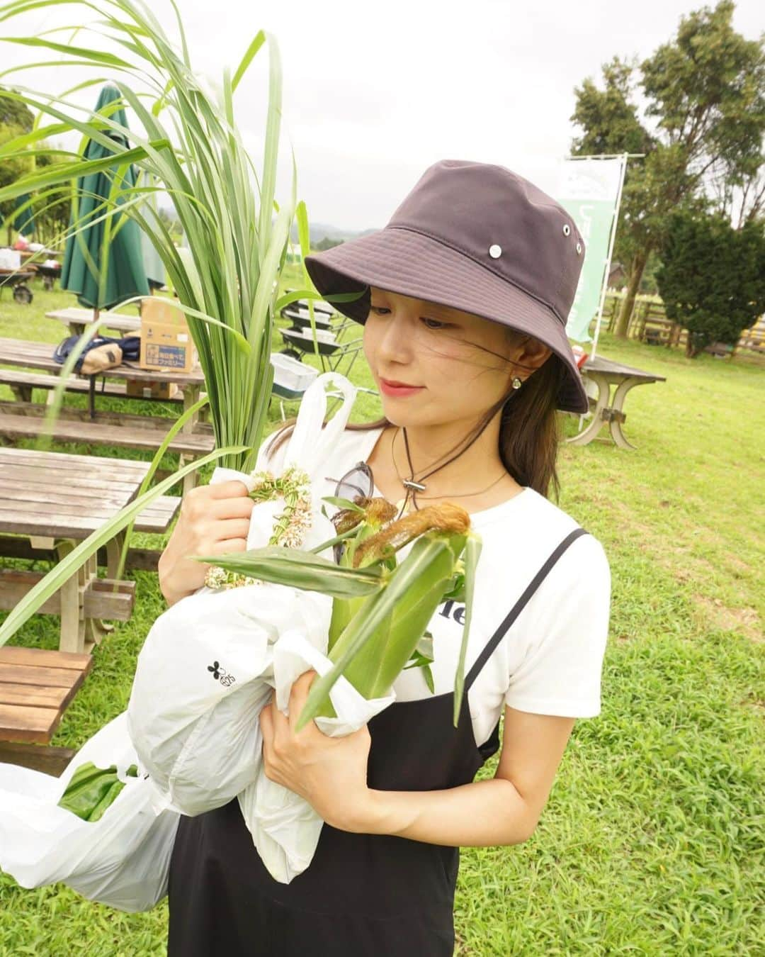 西村まどかのインスタグラム：「夏野菜って元気出るー🍆🍅🌽  採れたてのとうもろこしをその場で食べて、 フルーツみたいな甘さにびっくりしました  ここで採った野菜たちで夏野菜カレー！ せっかくなので無水でつくったヨ🍛 我ながら過去１美味しかった♡笑  長時間外にいる時は @byesquise の帽子が大活躍☺︎ ゴルフ用として作られてるので、 炎天下でも心強い日焼け対策アイテム☀︎ ㅤㅤㅤㅤㅤㅤㅤㅤㅤㅤㅤㅤㅤ #愛彩畑 #夏野菜カレー  #夏野菜 #採れたて野菜  #農業女子 #農業体験」